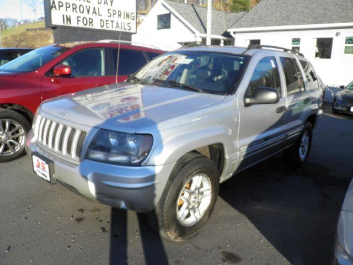 2004 SILVER Jeep Grand Cherokee Laredo 4WD (1J4GW48S84C) with an 4.0 V6 engine, 4-Speed Automatic transmission, located at 15520 McMullen Hwy SW, Belair, MD, 21502, (301) 729-3700, 39.581375, -78.846451 - Photo#0