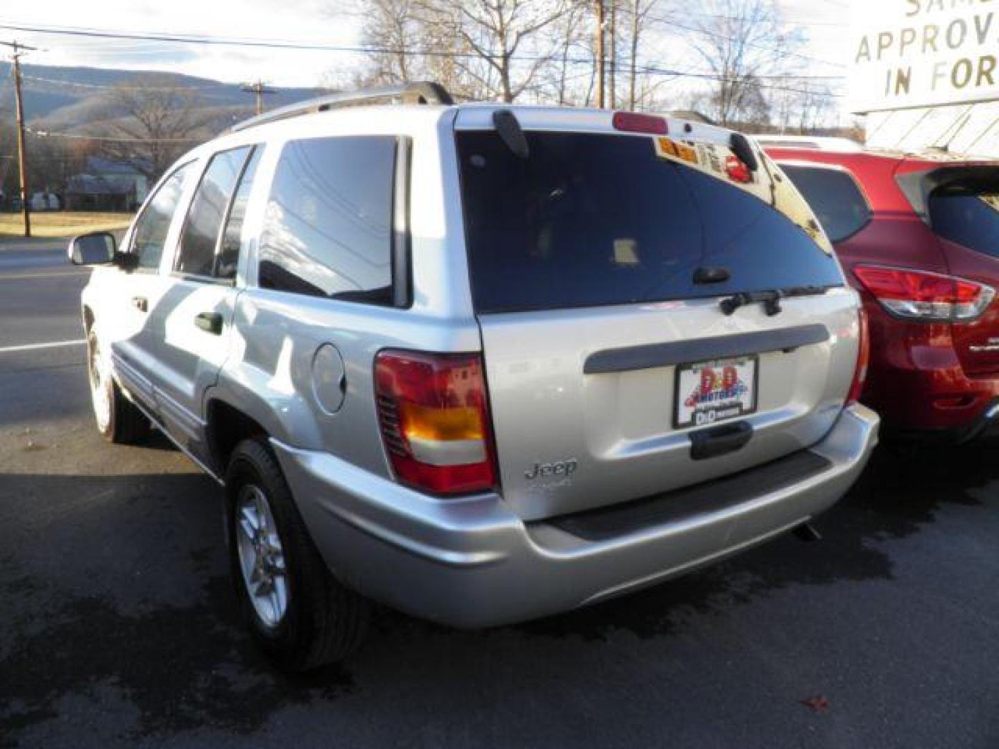 2004 SILVER Jeep Grand Cherokee Laredo 4WD (1J4GW48S84C) with an 4.0 V6 engine, 4-Speed Automatic transmission, located at 15520 McMullen Hwy SW, Belair, MD, 21502, (301) 729-3700, 39.581375, -78.846451 - Photo#5