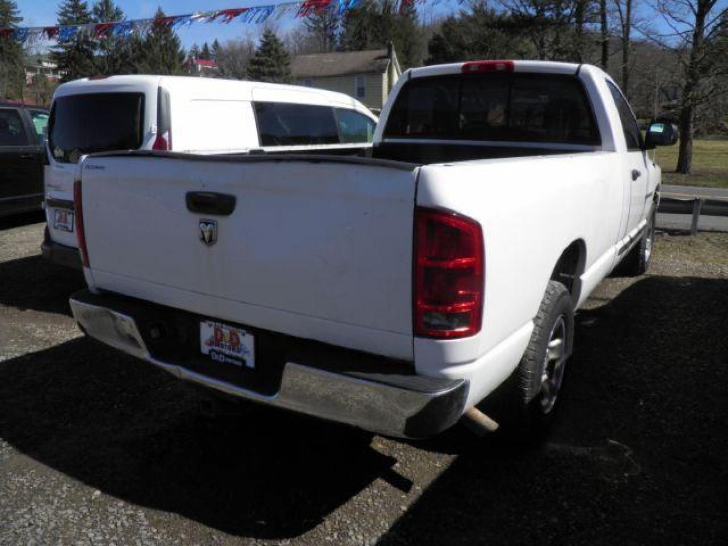 2005 WHITE Dodge Ram 1500 SLT Short Bed 2WD (1D7HA16D25J) with an 5.7 V8 engine, AT transmission, located at 19521 New George's Creek Rd SW, Barton, MD, 21521, (301) 463-2404, 39.524323, -79.017906 - Photo#2