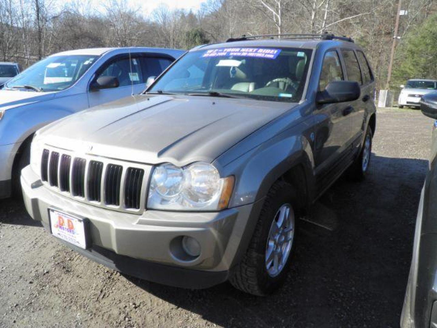 2005 GRAY Jeep Grand Cherokee Laredo 4WD (1J8HR48N25C) with an 4.7 V8 engine, AT transmission, located at 19521 New George's Creek Rd SW, Barton, MD, 21521, (301) 463-2404, 39.524323, -79.017906 - Photo#0