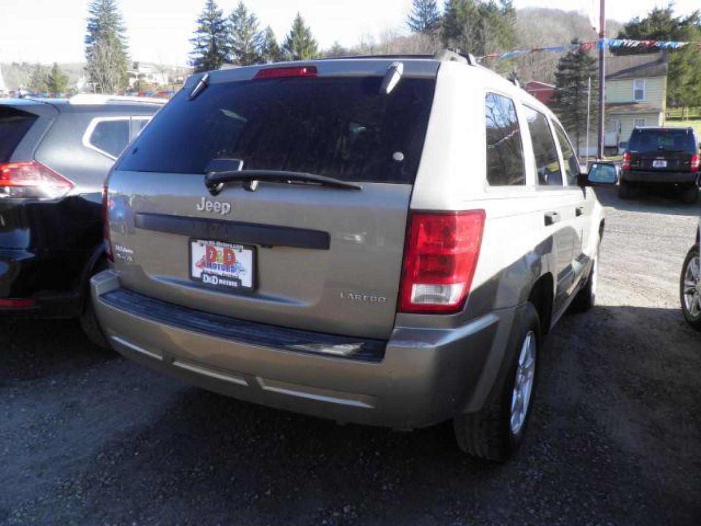 2005 GRAY Jeep Grand Cherokee Laredo 4WD (1J8HR48N25C) with an 4.7 V8 engine, AT transmission, located at 19521 New George's Creek Rd SW, Barton, MD, 21521, (301) 463-2404, 39.524323, -79.017906 - Photo#5