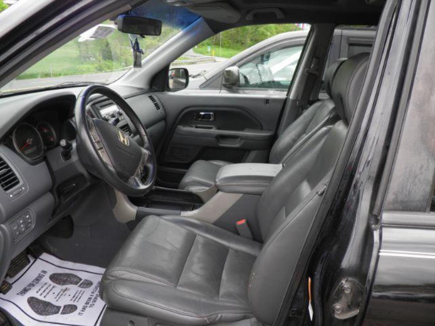 2006 BLACK HONDA PILOT EX 4WD w/ Leather and DVD (2HKYF18626H) with an 3.5L V6 engine, AT transmission, located at 19521 New George's Creek Rd SW, Barton, MD, 21521, (301) 463-2404, 39.524323, -79.017906 - Photo#1