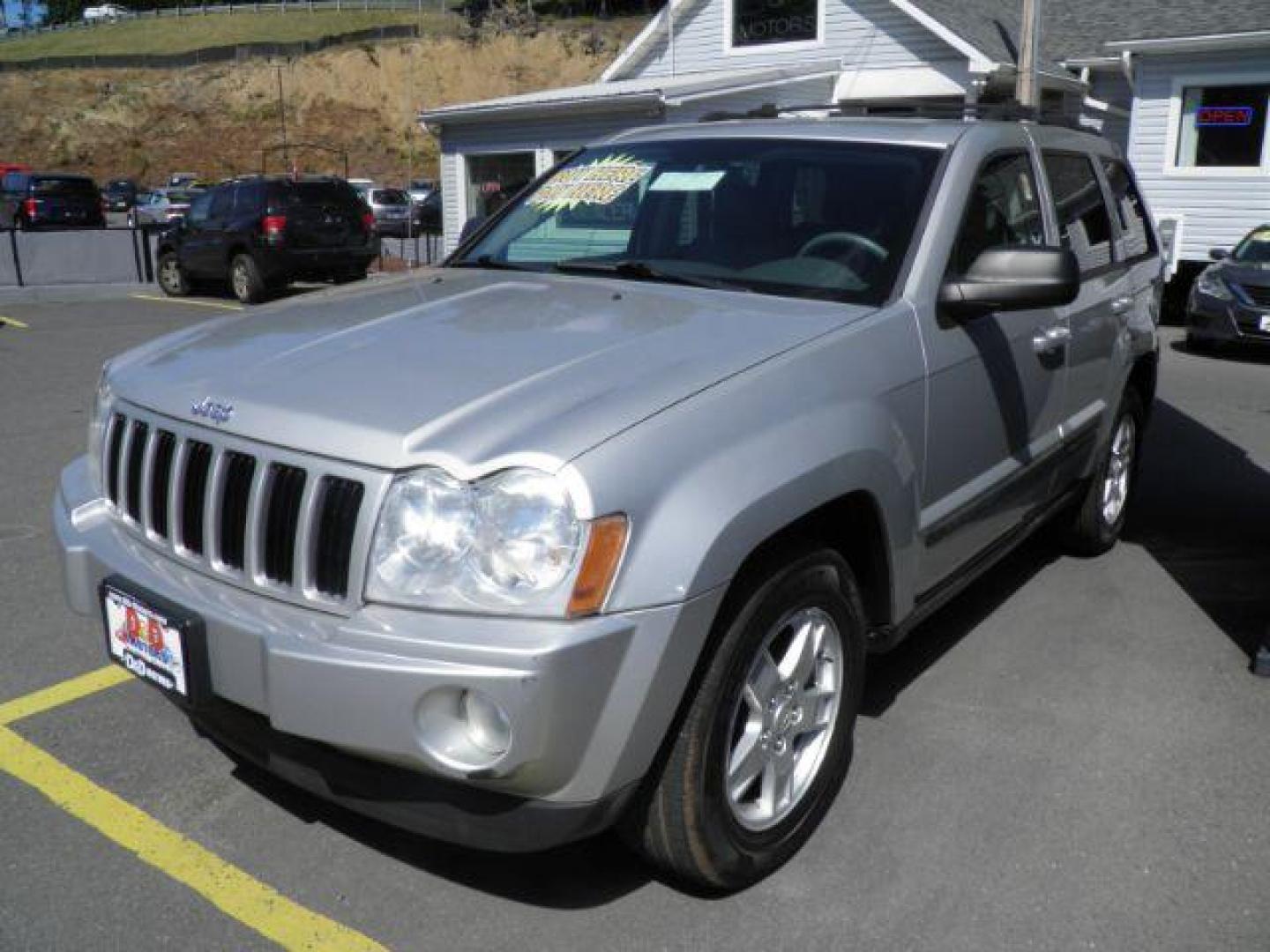 2007 SILVER Jeep Grand Cherokee Laredo 4WD (1J8GR48K87C) with an 3.7L V6 SOHC 12V engine, AT transmission, located at 15520 McMullen Hwy SW, Belair, MD, 21502, (301) 729-3700, 39.581375, -78.846451 - Photo#0