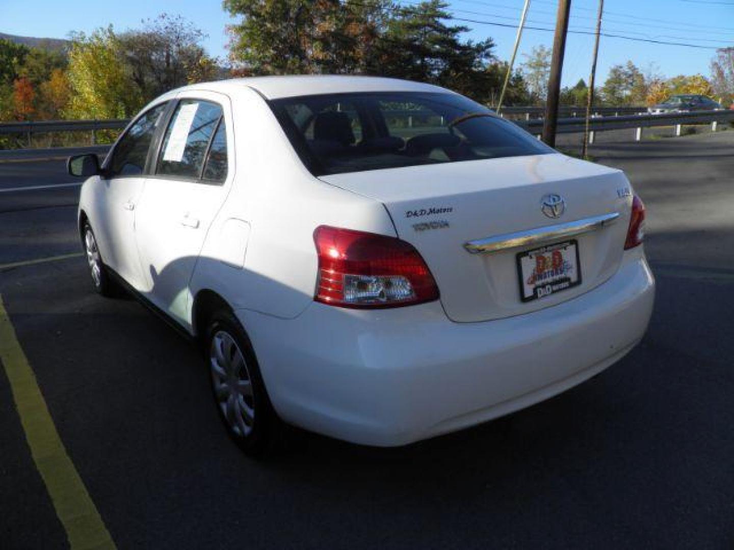 2007 WHITE TOYOTA YARIS Sedan (JTDBT923271) with an 1.5L L4 DOHC 16V engine, MAN transmission, located at 15520 McMullen Hwy SW, Belair, MD, 21502, (301) 729-3700, 39.581375, -78.846451 - Photo#4