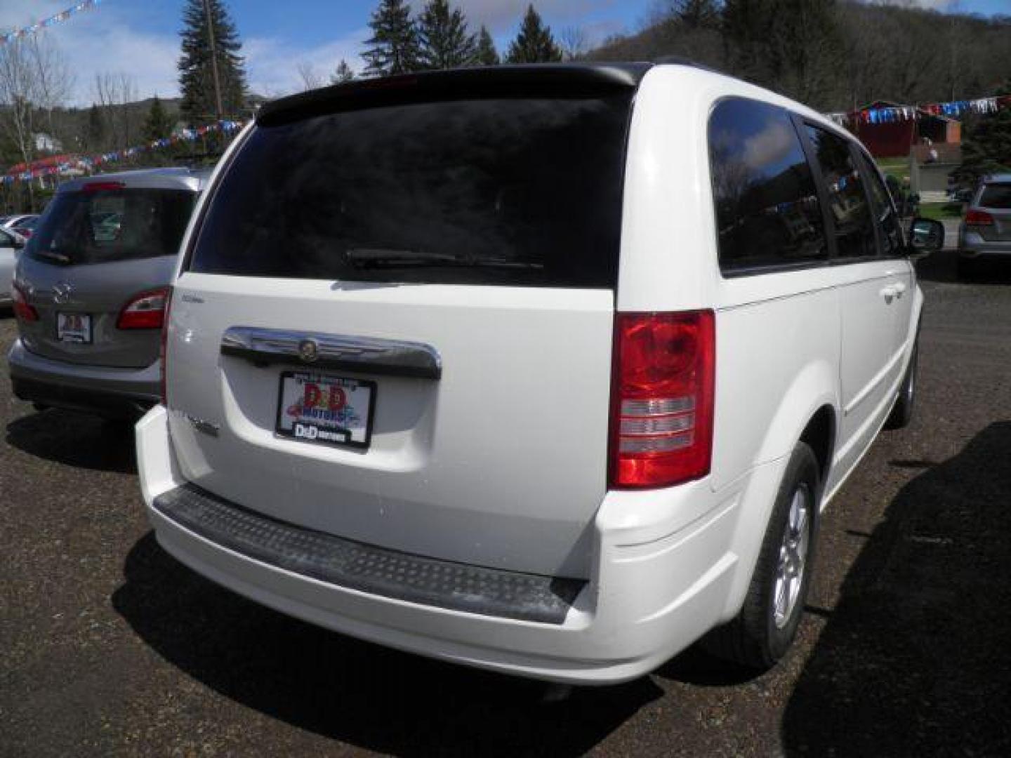 2008 WHITE Chrysler Town and Country Touring (2A8HR54P48R) with an 3.8 V6 engine, AT transmission, located at 19521 New George's Creek Rd SW, Barton, MD, 21521, (301) 463-2404, 39.524323, -79.017906 - Photo#5