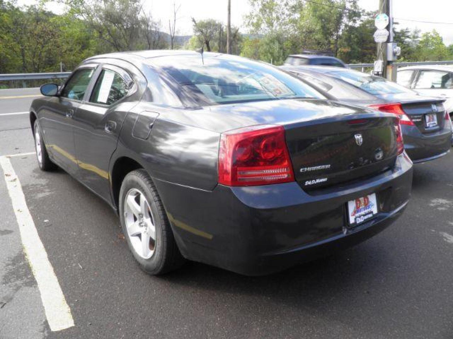 2008 GRAY DODGE CHARGER SE (2B3KA43G88H) with an 3.5L V6 engine, AT transmission, located at 15520 McMullen Hwy SW, Belair, MD, 21502, (301) 729-3700, 39.581375, -78.846451 - Photo#4