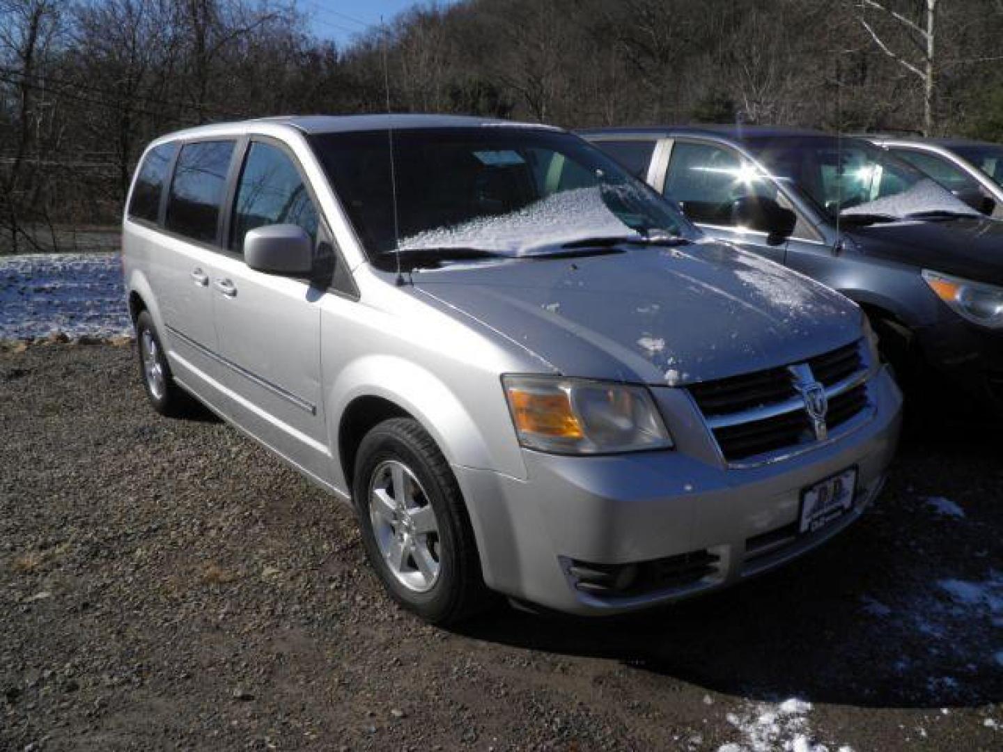 2008 SILVER Dodge Grand Caravan SXT (2D8HN54P08R) with an 3.8 V6 engine, AT transmission, located at 19521 New George's Creek Rd SW, Barton, MD, 21521, (301) 463-2404, 39.524323, -79.017906 - Photo#0