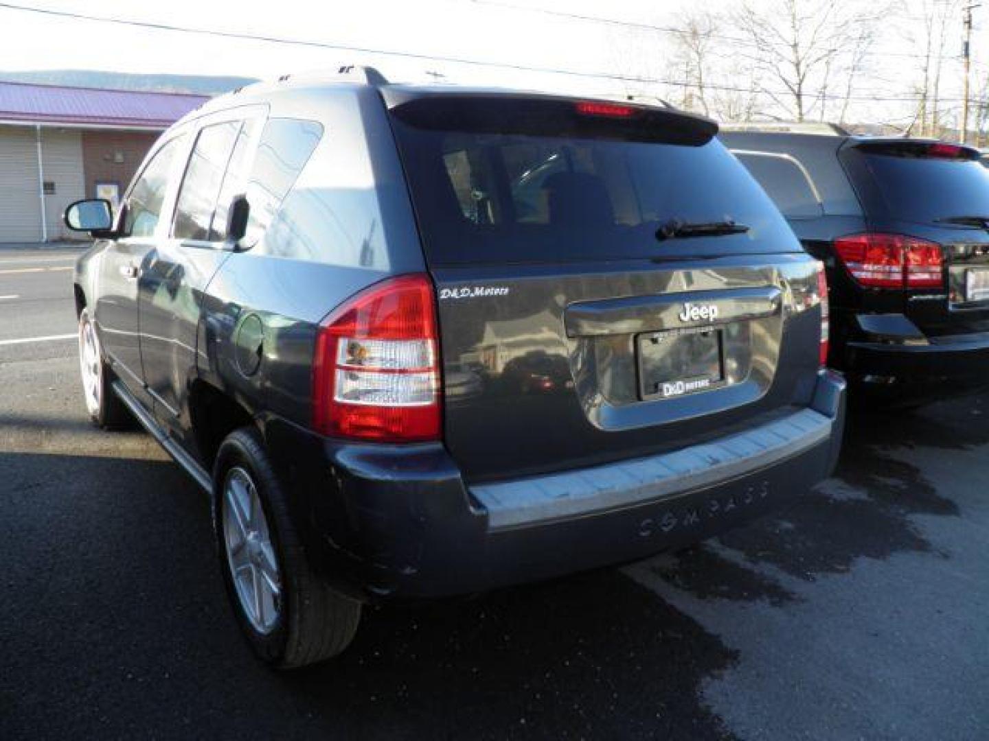 2008 GRAY Jeep Compass Sport 2WD (1J8FT47W68D) with an 2.4l L4 engine, AT transmission, located at 15520 McMullen Hwy SW, Belair, MD, 21502, (301) 729-3700, 39.581375, -78.846451 - Photo#5