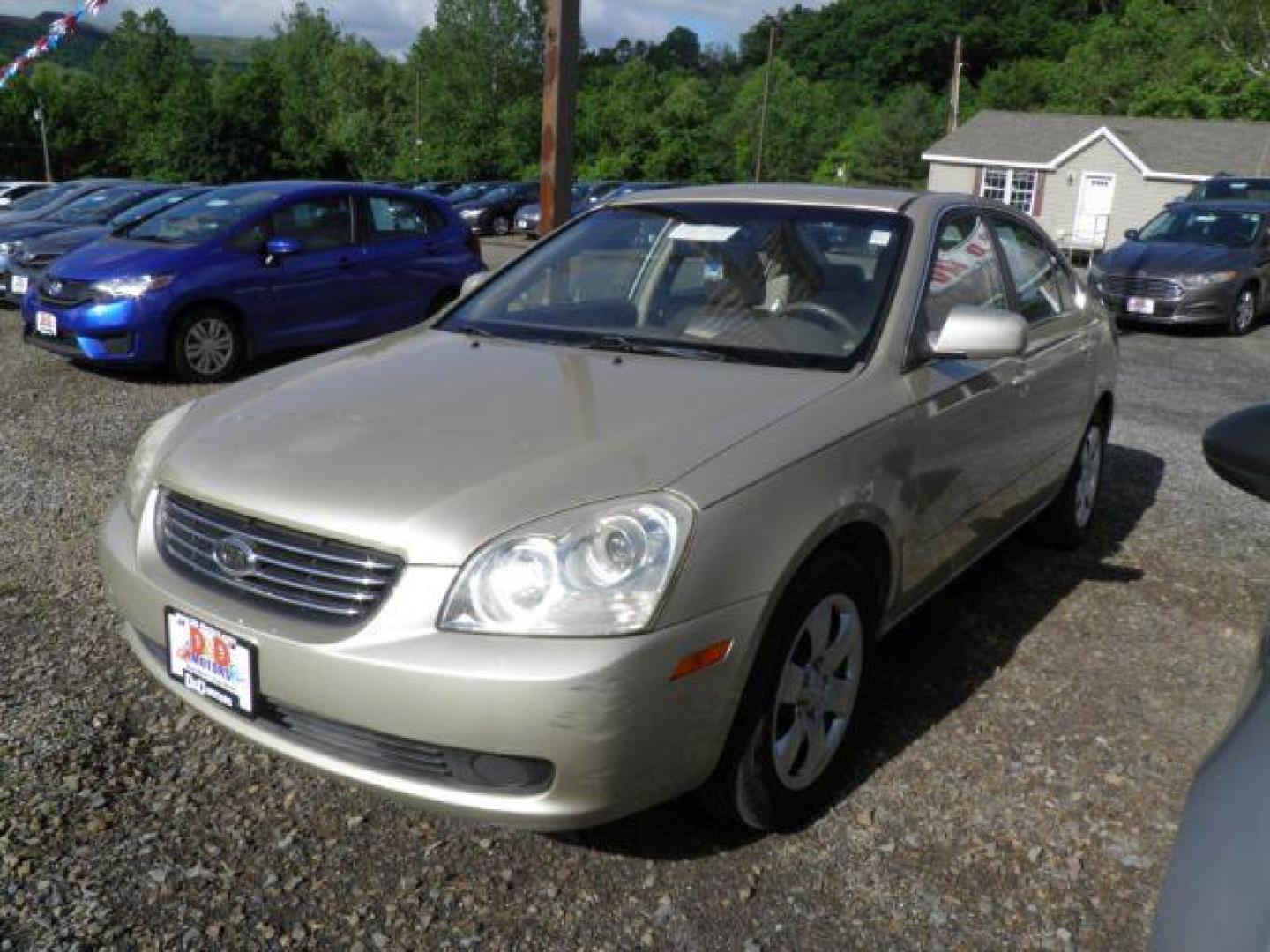 2008 GOLD KIA OPTIMA EX (KNAGE123585) with an 2.4l L4 engine, 5SP transmission, located at 19521 New George's Creek Rd SW, Barton, MD, 21521, (301) 463-2404, 39.524323, -79.017906 - Photo#0