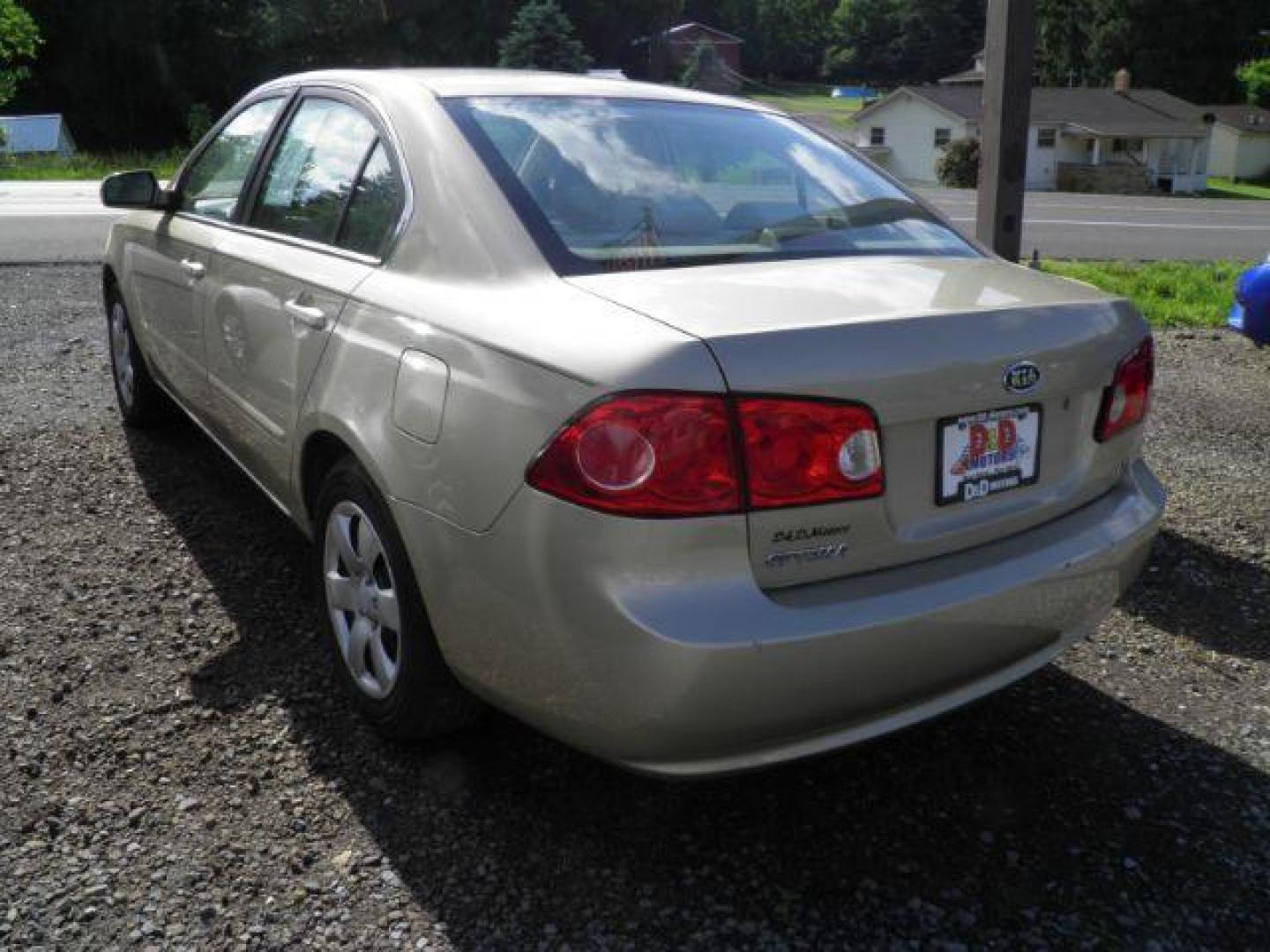 2008 GOLD KIA OPTIMA EX (KNAGE123585) with an 2.4l L4 engine, 5SP transmission, located at 19521 New George's Creek Rd SW, Barton, MD, 21521, (301) 463-2404, 39.524323, -79.017906 - Photo#4