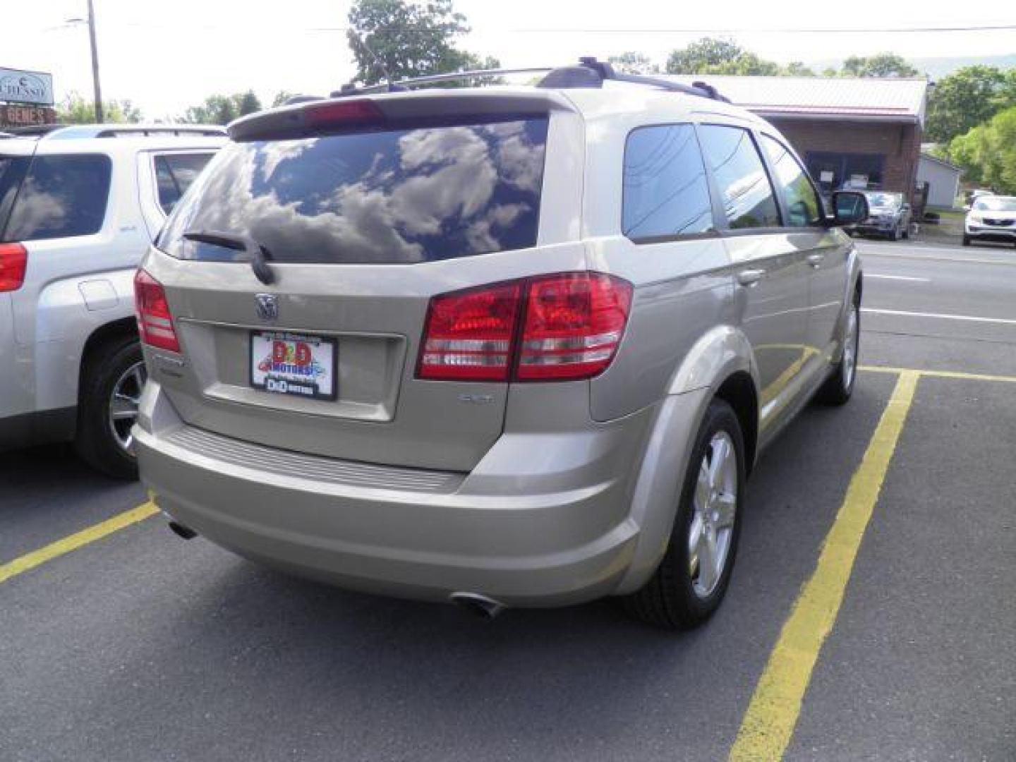 2009 GOLD Dodge Journey SXT (3D4GG57V69T) with an 3.5L V6 engine, AT transmission, located at 19521 New George's Creek Rd SW, Barton, MD, 21521, (301) 463-2404, 39.524323, -79.017906 - Photo#5