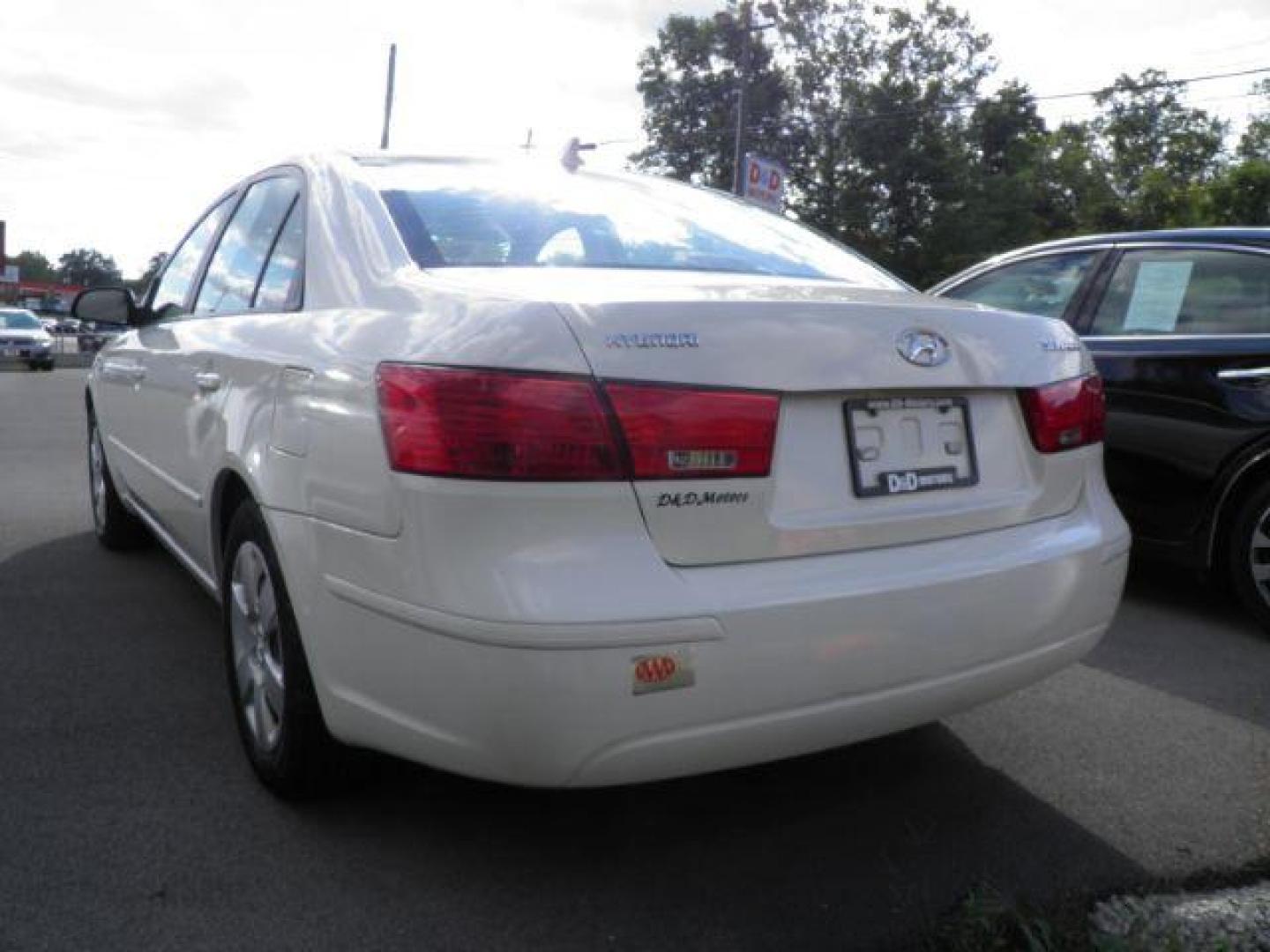 2009 White Hyundai Sonata GLS (5NPET46CX9H) with an 2.4L L4 engine, MAN transmission, located at 19521 New George's Creek Rd SW, Barton, MD, 21521, (301) 463-2404, 39.524323, -79.017906 - Photo#4