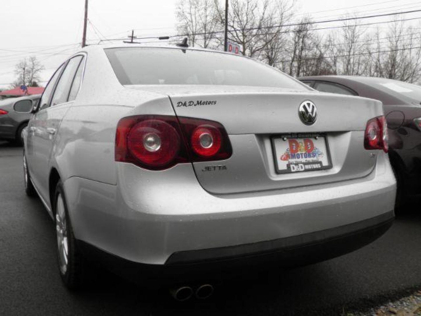 2009 SILVER Volkswagen Jetta 4DR (3VWRM81K69M) with an 2.5 L4 engine, AT transmission, located at 15520 McMullen Hwy SW, Belair, MD, 21502, (301) 729-3700, 39.581375, -78.846451 - Photo#4