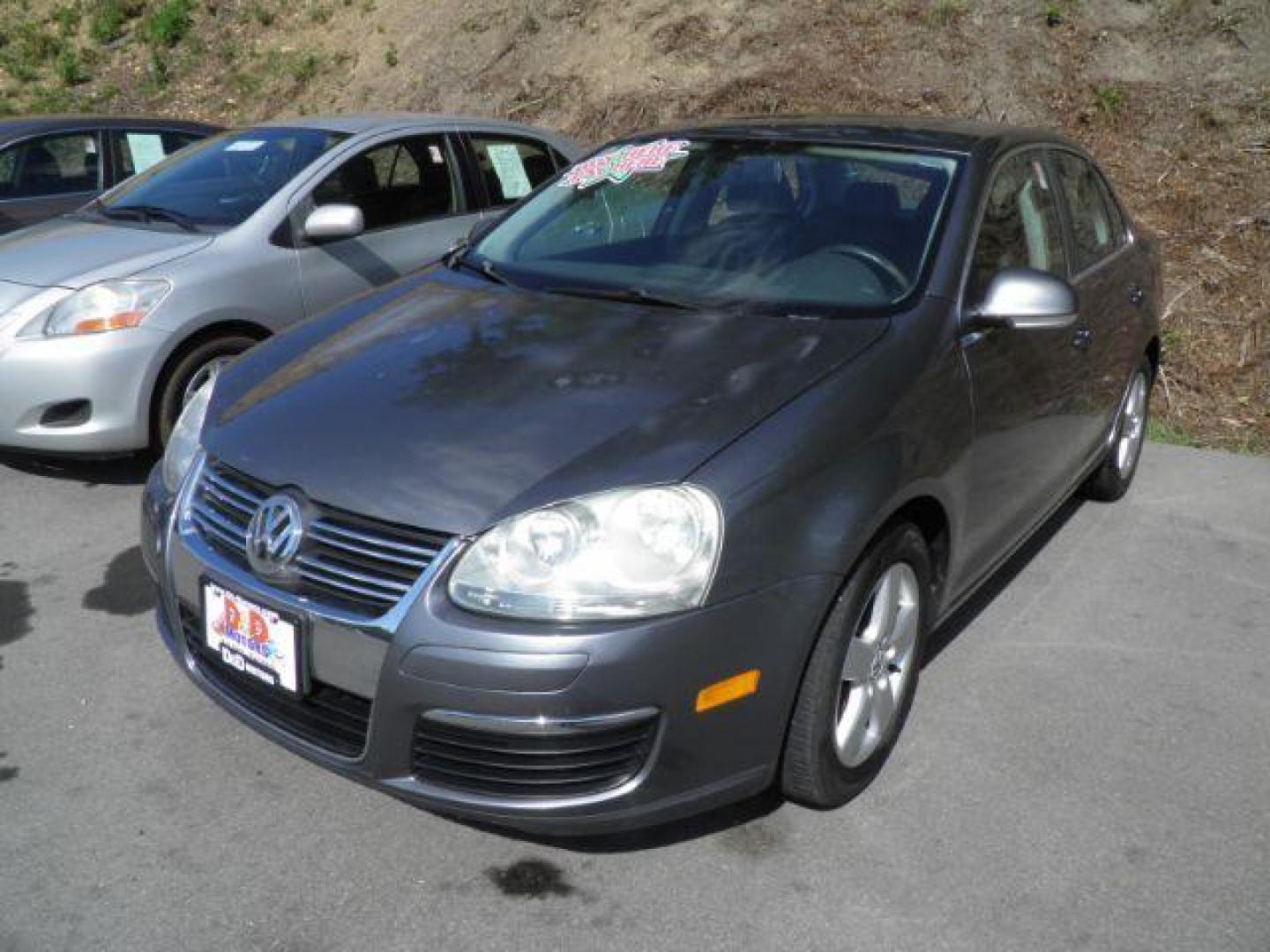 2009 GRAY VOLKSWAGON JETTA SEL (3VWRM71K39M) with an 2.5L L5 DOHC 20V engine, AT transmission, located at 15520 McMullen Hwy SW, Belair, MD, 21502, (301) 729-3700, 39.581375, -78.846451 - Photo#0