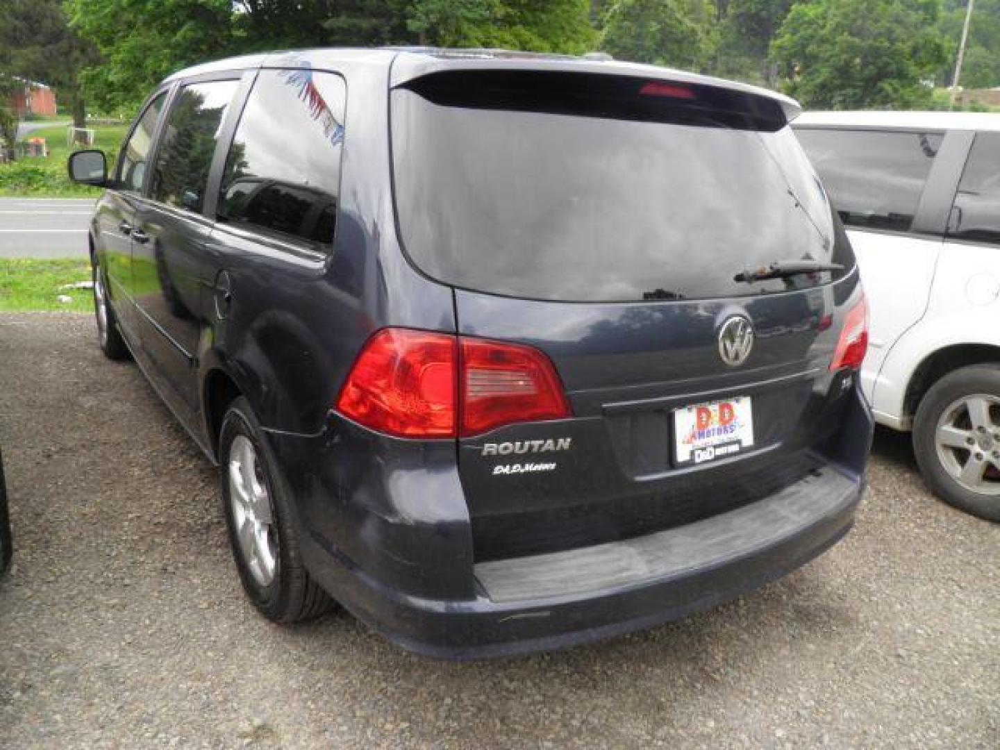 2009 BLUE Volkswagen Routan SE (2V8HW341X9R) with an 3.8 V6 engine, AT transmission, located at 19521 New George's Creek Rd SW, Barton, MD, 21521, (301) 463-2404, 39.524323, -79.017906 - Photo#4