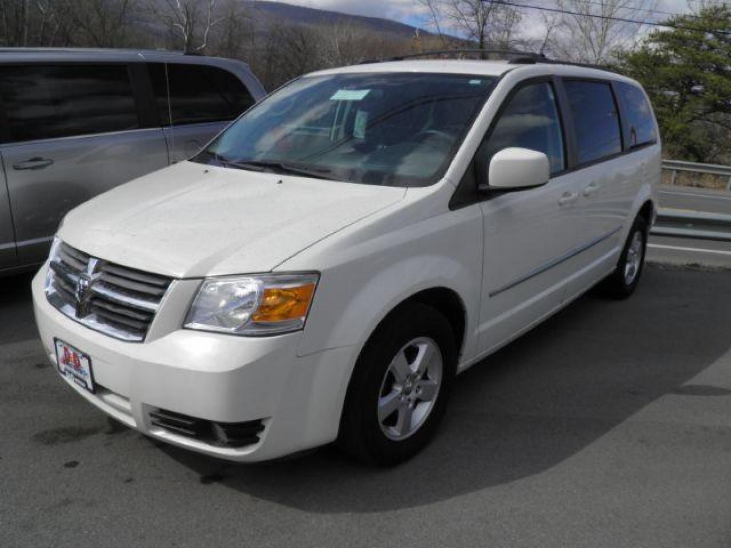 2010 WHITE Dodge Grand Caravan SXT (2D4RN5D17AR) with an 3.8 V6 engine, AT transmission, located at 15520 McMullen Hwy SW, Belair, MD, 21502, (301) 729-3700, 39.581375, -78.846451 - Photo#0