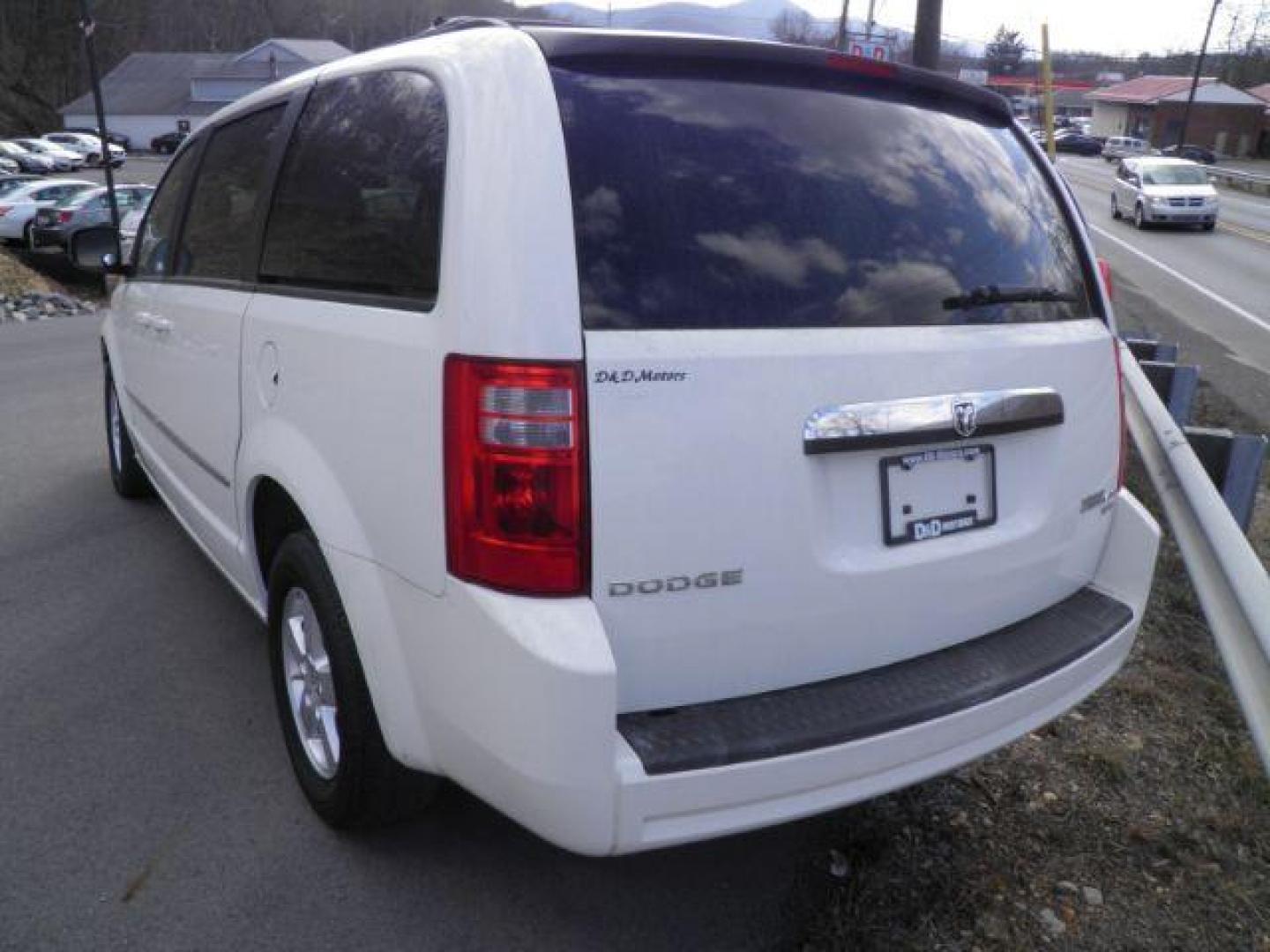 2010 WHITE Dodge Grand Caravan SXT (2D4RN5D17AR) with an 3.8 V6 engine, AT transmission, located at 15520 McMullen Hwy SW, Belair, MD, 21502, (301) 729-3700, 39.581375, -78.846451 - Photo#5