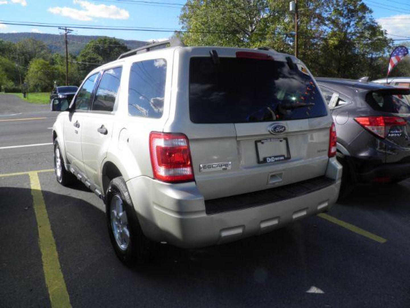 2010 TAN FORD ESCAPE XLT 4WD (1FMCU9D7XAK) with an 2.5 L4 engine, AT transmission, located at 15520 McMullen Hwy SW, Belair, MD, 21502, (301) 729-3700, 39.581375, -78.846451 - Photo#5