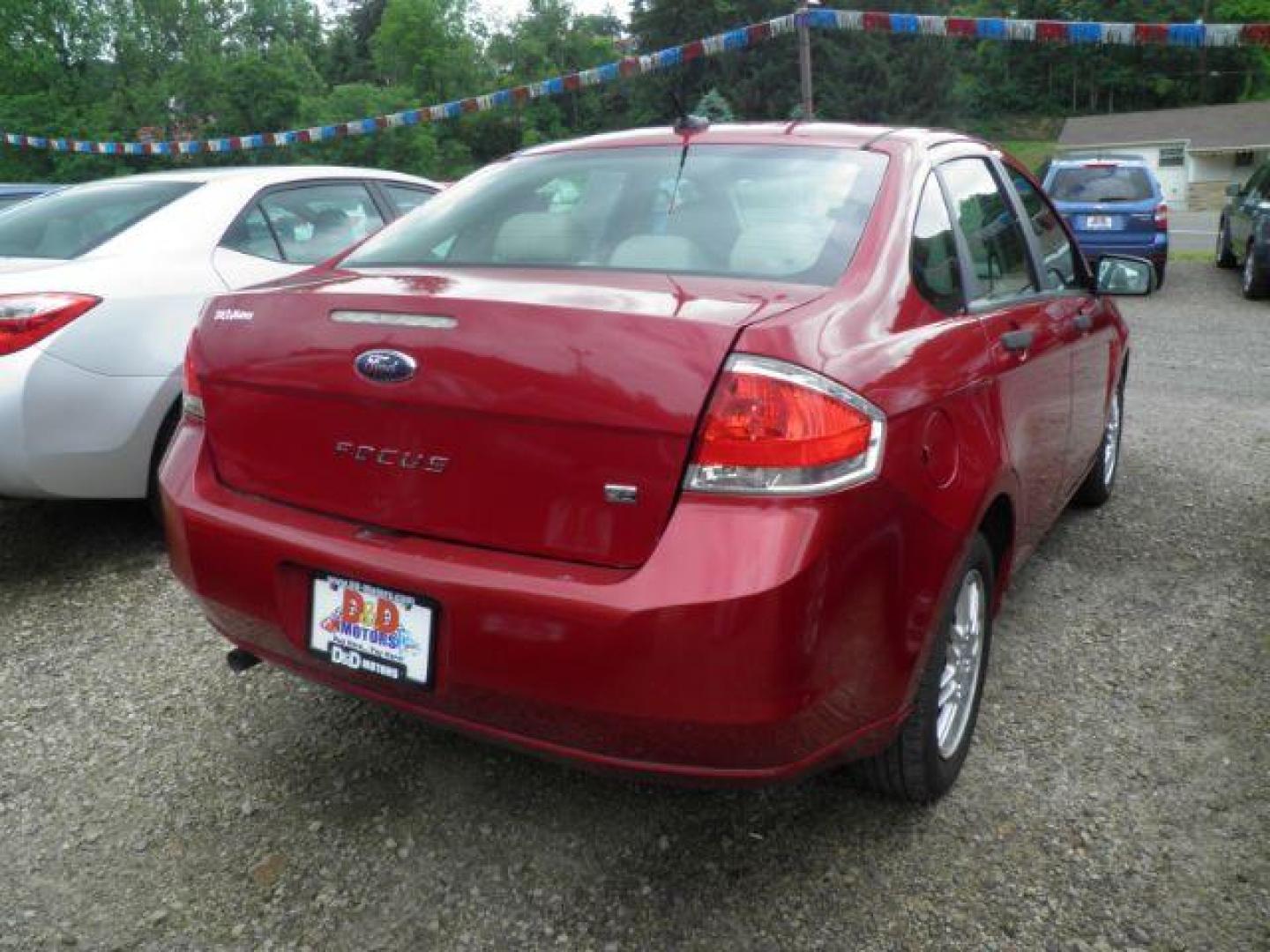 2010 RED Ford Focus SE Sedan (1FAHP3FN2AW) with an 2.0L L4 engine, 5SP transmission, located at 19521 New George's Creek Rd SW, Barton, MD, 21521, (301) 463-2404, 39.524323, -79.017906 - Photo#4