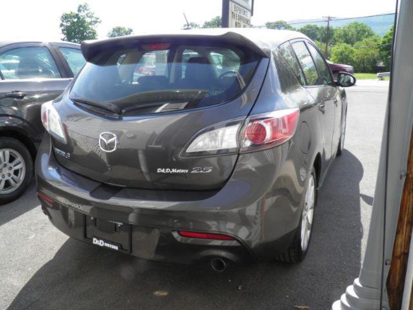 2010 GRAY Mazda MAZDA3 s Grand Touring 5-Door (JM1BL1H65A1) with an 2.5 L4 engine, AT transmission, located at 15520 McMullen Hwy SW, Belair, MD, 21502, (301) 729-3700, 39.581375, -78.846451 - Photo#5