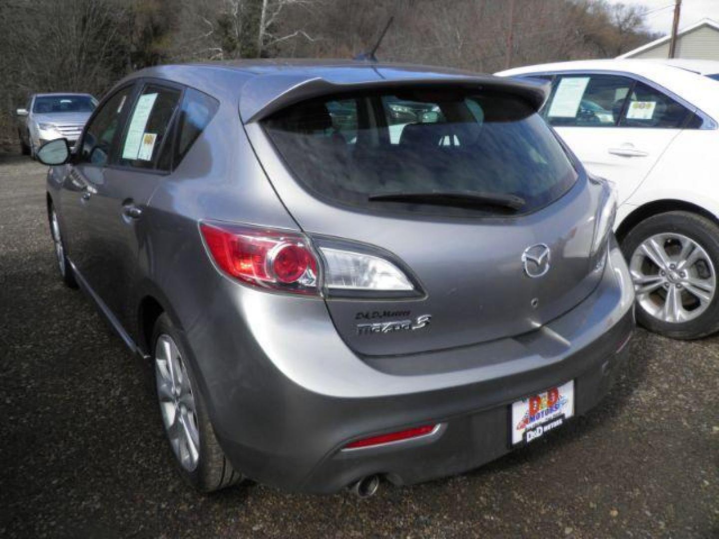 2010 GRAY Mazda MAZDA3 s Sport 5-Door (JM1BL1H68A1) with an 2.5 L4 engine, 6SP transmission, located at 19521 New George's Creek Rd SW, Barton, MD, 21521, (301) 463-2404, 39.524323, -79.017906 - Photo#5