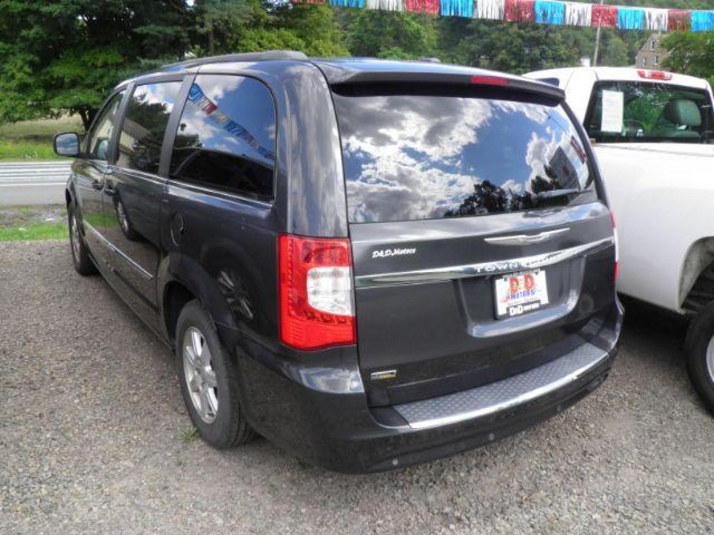 2011 GRAY Chrysler Town and Country Touring (2A4RR5DG3BR) with an 3.6l V6 engine, AT transmission, located at 19521 New George's Creek Rd SW, Barton, MD, 21521, (301) 463-2404, 39.524323, -79.017906 - Photo#5