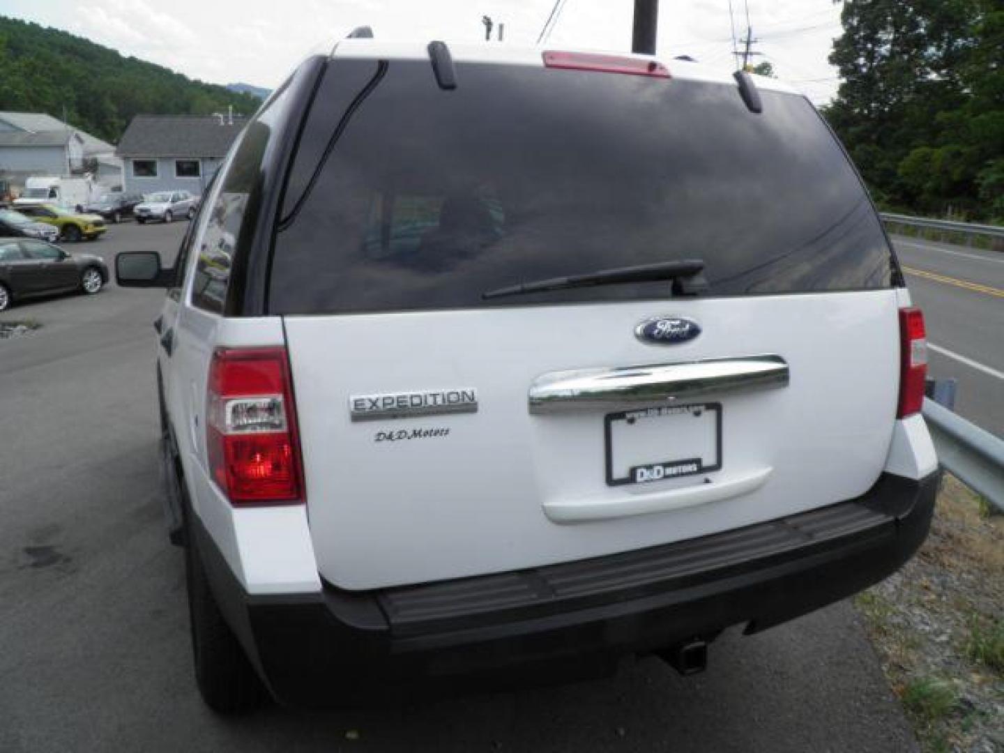 2011 WHITE FORD EXPEDITION XLT 4WD (1FMJU1G57BE) with an 5.4l V8 engine, AT transmission, located at 19521 New George's Creek Rd SW, Barton, MD, 21521, (301) 463-2404, 39.524323, -79.017906 - Photo#5