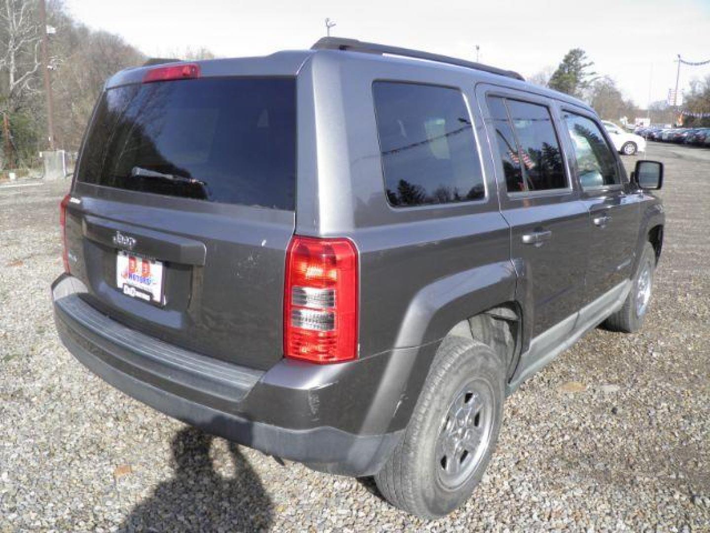 2011 GRAY Jeep Patriot 4WD (1J4NF1GB3BD) with an 2.4L L4 engine, CVT transmission, located at 19521 New George's Creek Rd SW, Barton, MD, 21521, (301) 463-2404, 39.524323, -79.017906 - Photo#5