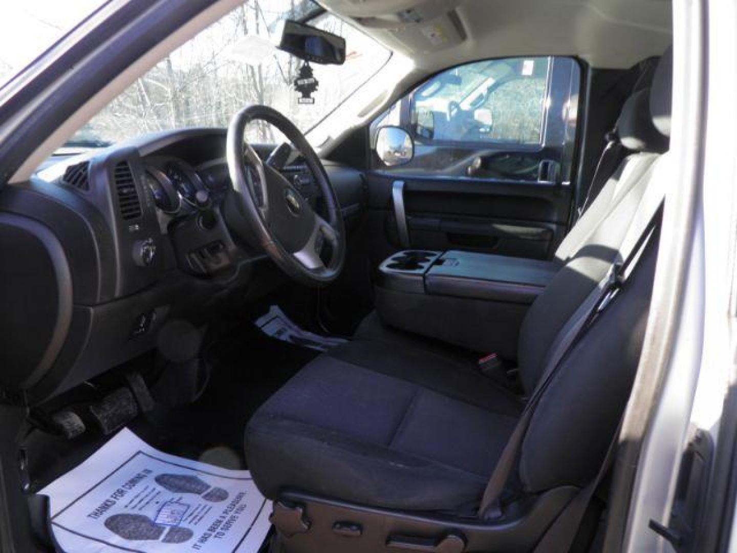 2012 GRAY Chevrolet Silverado 1500 LT Ext. Cab 4WD (1GCRKSE76CZ) with an 5.3L V8 engine, AT transmission, located at 19521 New George's Creek Rd SW, Barton, MD, 21521, (301) 463-2404, 39.524323, -79.017906 - Photo#2