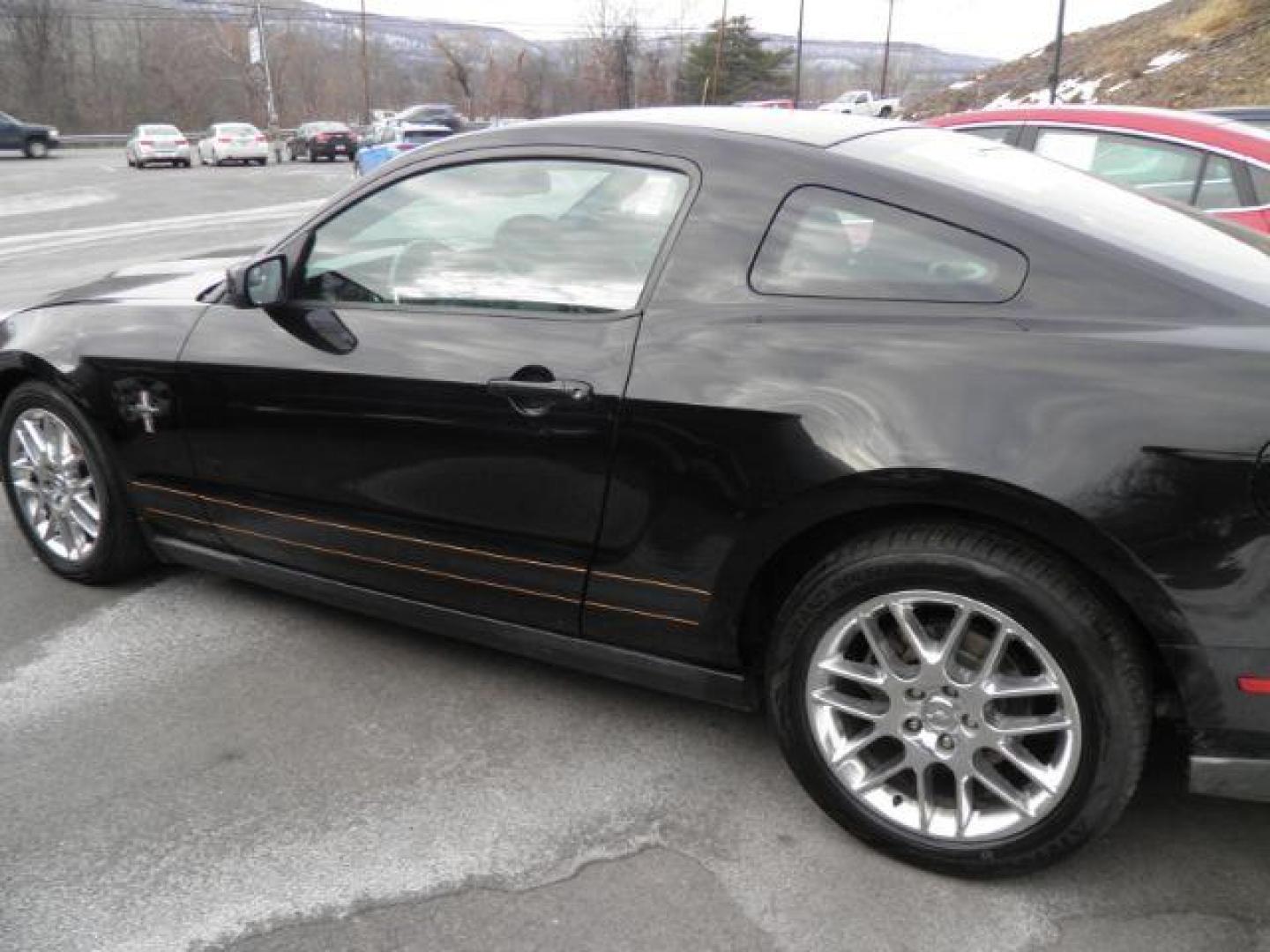 2012 BLACK /Charcoal Black Cloth FORD MUSTANG V6 Coupe (1ZVBP8AM1C5) with an 3.7L V6 DOHC 24V engine, MAN transmission, located at 15520 McMullen Hwy SW, Belair, MD, 21502, (301) 729-3700, 39.581375, -78.846451 - Photo#4