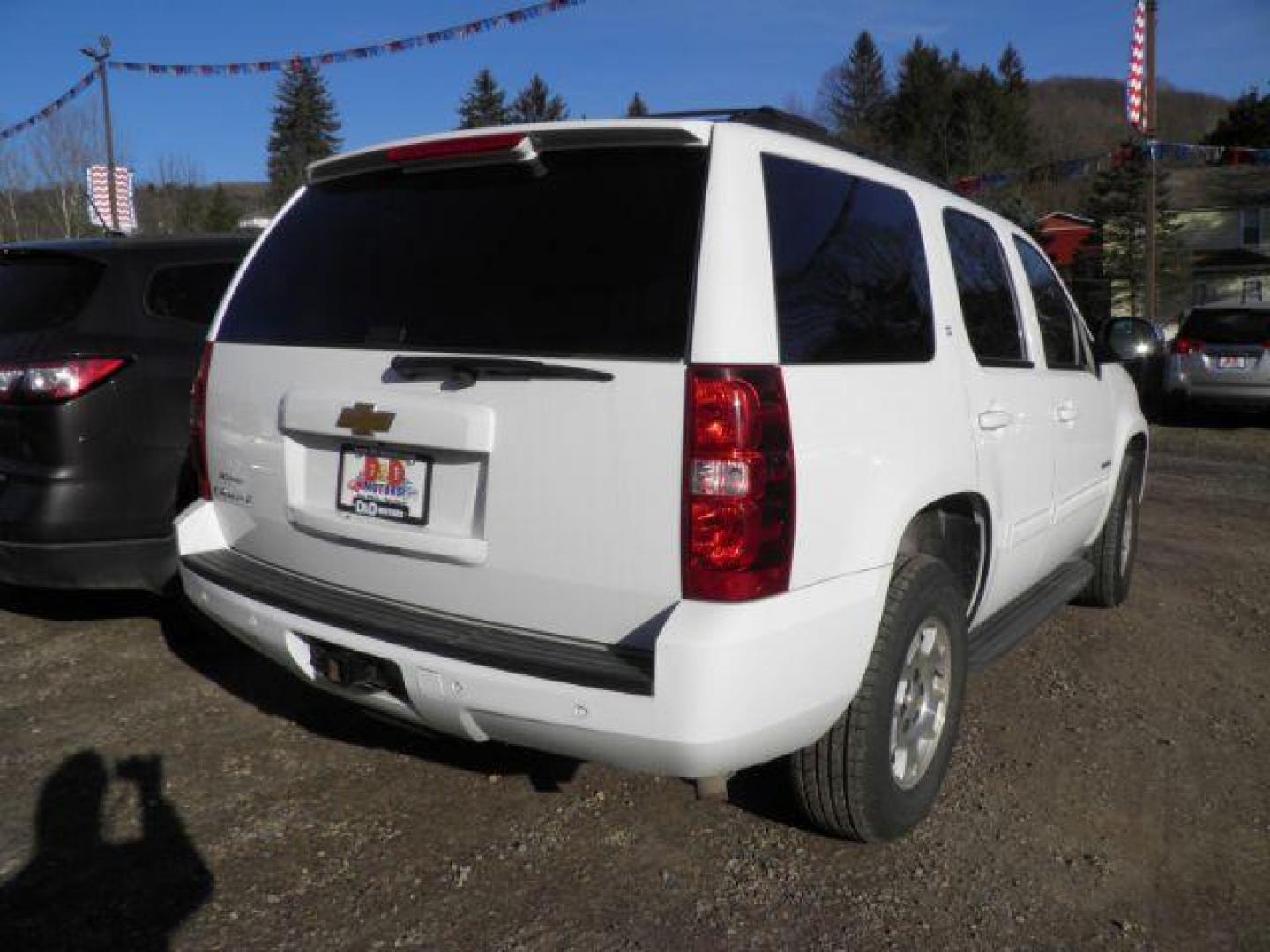 2013 WHITE Chevrolet Tahoe LT 4WD (1GNSKBE0XDR) with an 5.3l V8 engine, AT transmission, located at 19521 New George's Creek Rd SW, Barton, MD, 21521, (301) 463-2404, 39.524323, -79.017906 - Photo#6