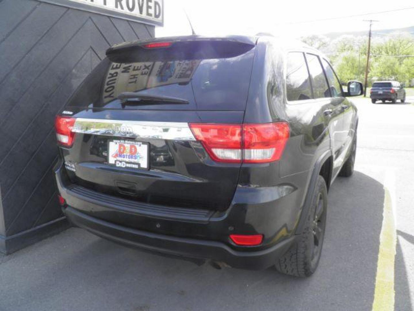 2013 BLACK Jeep Grand Cherokee Laredo 4WD (1C4RJFAG7DC) with an 3.6L V6 engine, AT transmission, located at 15520 McMullen Hwy SW, Belair, MD, 21502, (301) 729-3700, 39.581375, -78.846451 - Photo#4