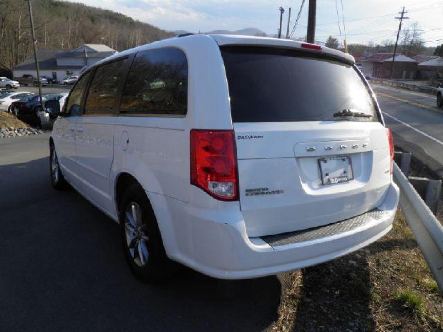 2014 WHITE Dodge Grand Caravan SXT (2C4RDGCGXER) with an 3.6L V6 engine, AT transmission, located at 15520 McMullen Hwy SW, Belair, MD, 21502, (301) 729-3700, 39.581375, -78.846451 - Photo#5