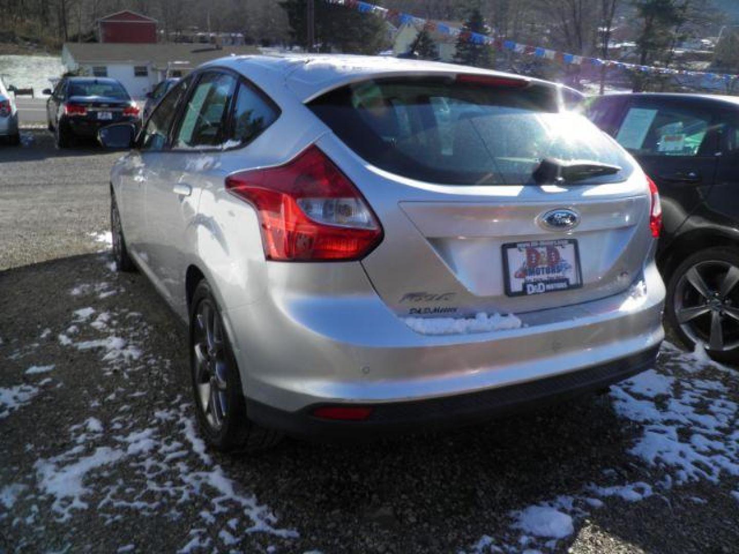 2014 SILVER Ford Focus SE Hatch (1FADP3K20EL) with an 2.0L L4 engine, AT transmission, located at 19521 New George's Creek Rd SW, Barton, MD, 21521, (301) 463-2404, 39.524323, -79.017906 - Photo#5