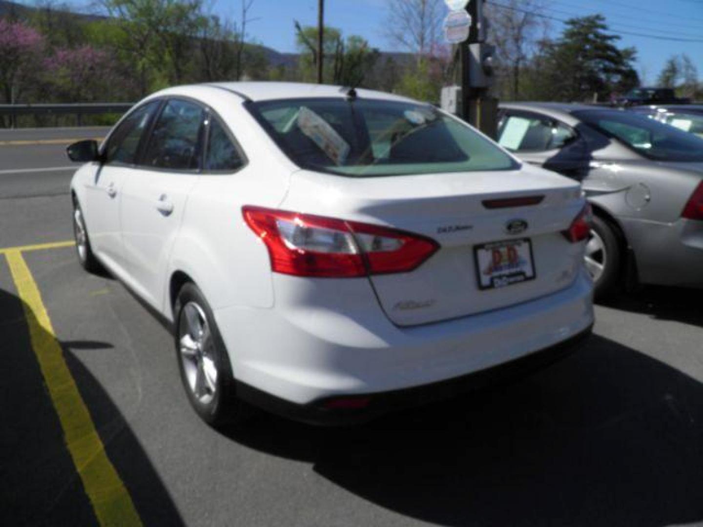 2014 WHITE Ford Focus SE Sedan (1FADP3F26EL) with an 2.0L L4 engine, located at 15520 McMullen Hwy SW, Belair, MD, 21502, (301) 729-3700, 39.581375, -78.846451 - Photo#4