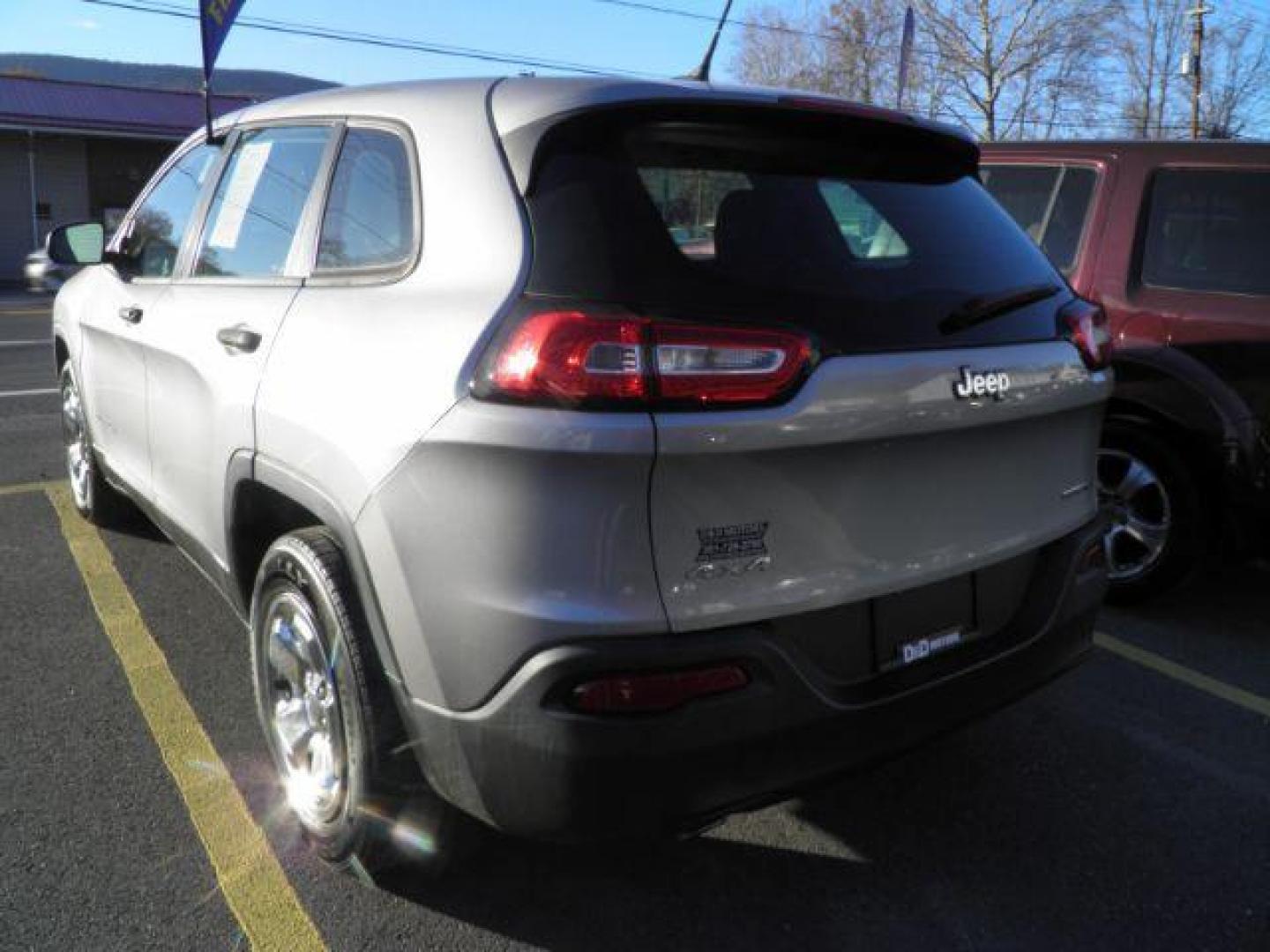 2014 GRAY JEEP CHEROKEE Sport 4WD (1C4PJMAB7EW) with an 2.4L L4 engine, AT transmission, located at 15520 McMullen Hwy SW, Belair, MD, 21502, (301) 729-3700, 39.581375, -78.846451 - Photo#5