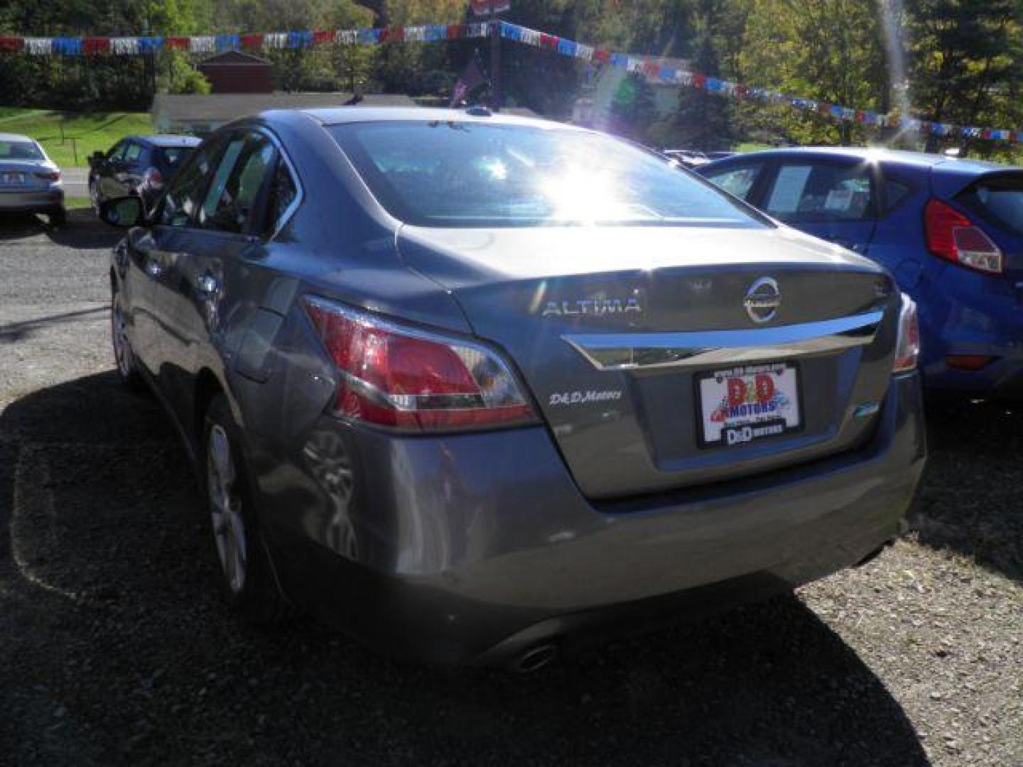 2014 GRAY Nissan Altima 2.5 SL (1N4AL3APXEC) with an 2.5 L4 engine, CVT transmission, located at 19521 New George's Creek Rd SW, Barton, MD, 21521, (301) 463-2404, 39.524323, -79.017906 - Photo#4