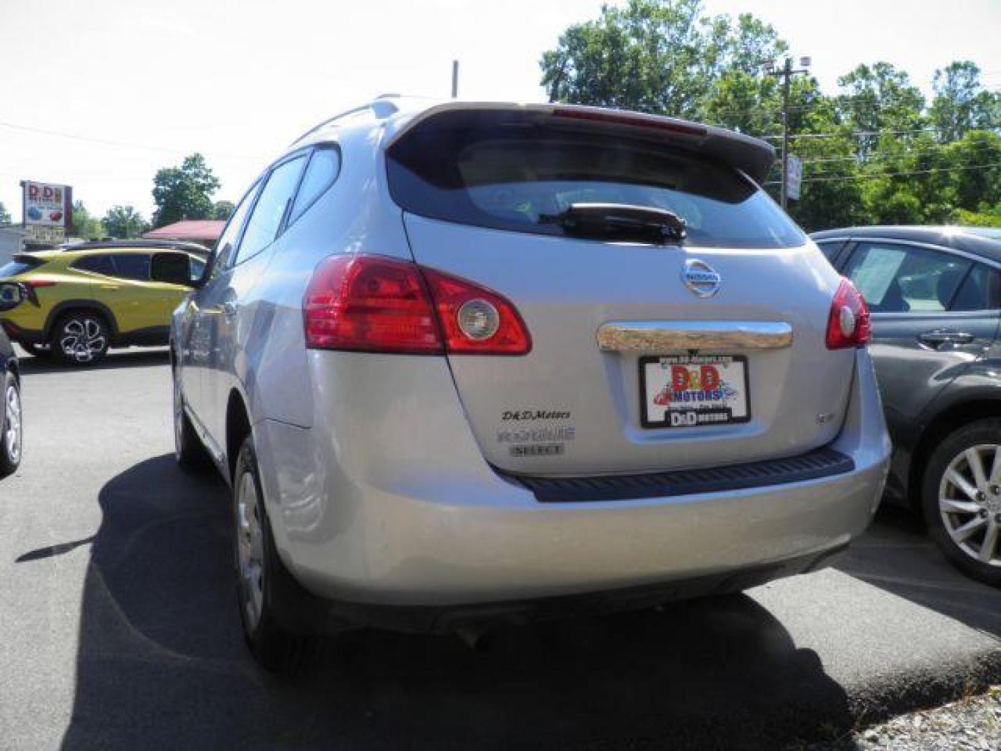 2014 SILVER Nissan Rogue Select S AWD (JN8AS5MV8EW) with an 2.5 L4 engine, CVT transmission, located at 15520 McMullen Hwy SW, Belair, MD, 21502, (301) 729-3700, 39.581375, -78.846451 - Photo#5