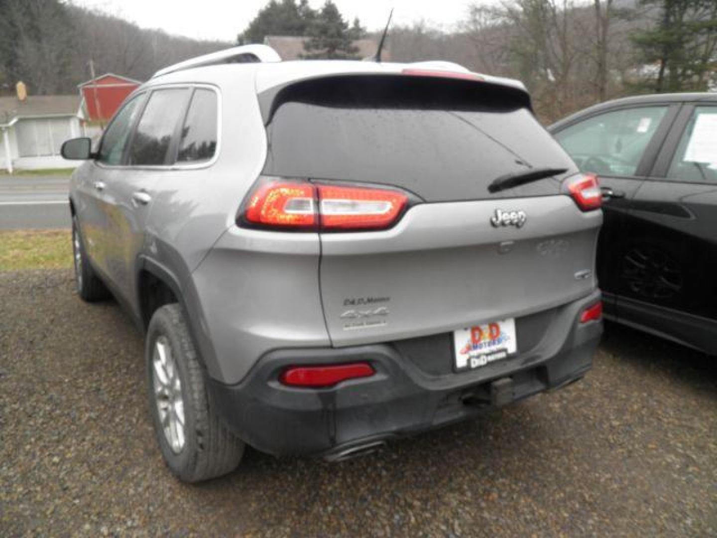 2015 GRAY Jeep Cherokee Latitude 4WD (1C4PJMCS8FW) with an 3.2L V6 engine, AT transmission, located at 19521 New George's Creek Rd SW, Barton, MD, 21521, (301) 463-2404, 39.524323, -79.017906 - Photo#5