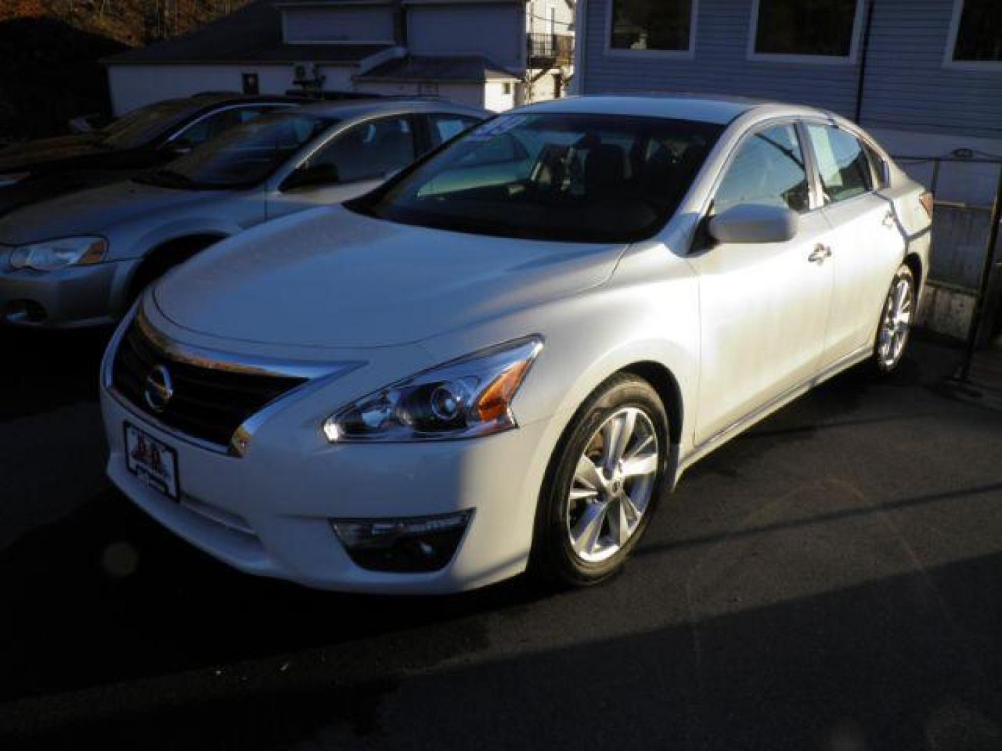 2015 WHITE Nissan Altima 2.5 SV (1N4AL3AP1FC) with an 2.5 L4 engine, AT transmission, located at 15520 McMullen Hwy SW, Belair, MD, 21502, (301) 729-3700, 39.581375, -78.846451 - Photo#0