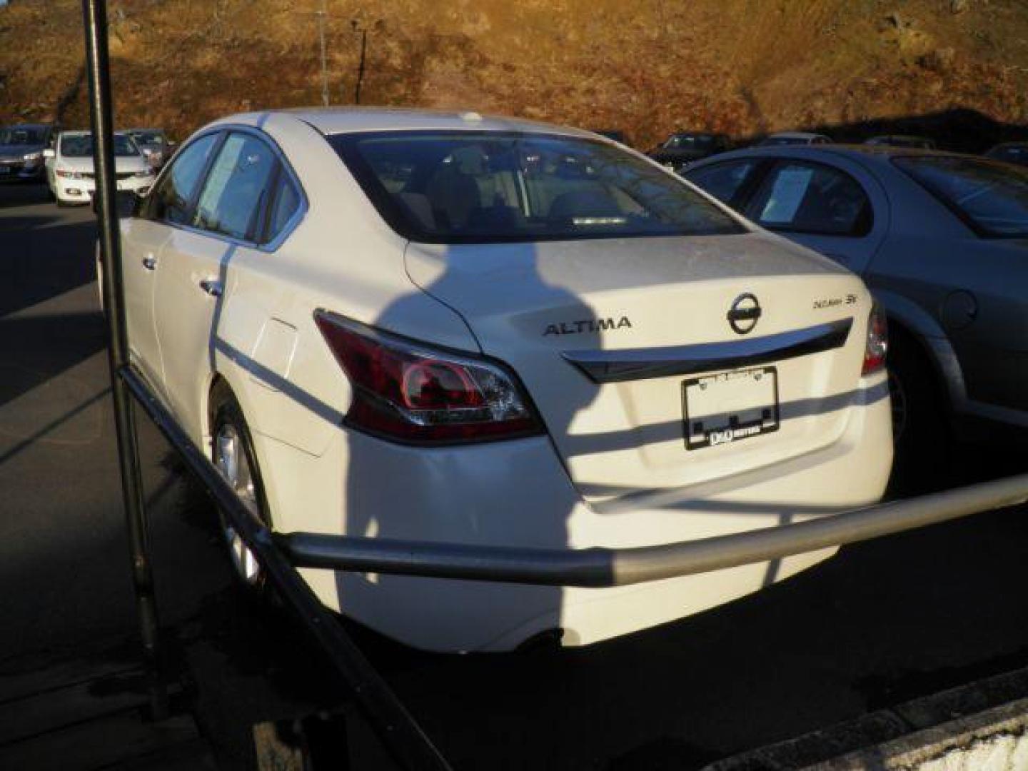 2015 WHITE Nissan Altima 2.5 SV (1N4AL3AP1FC) with an 2.5 L4 engine, AT transmission, located at 15520 McMullen Hwy SW, Belair, MD, 21502, (301) 729-3700, 39.581375, -78.846451 - Photo#4