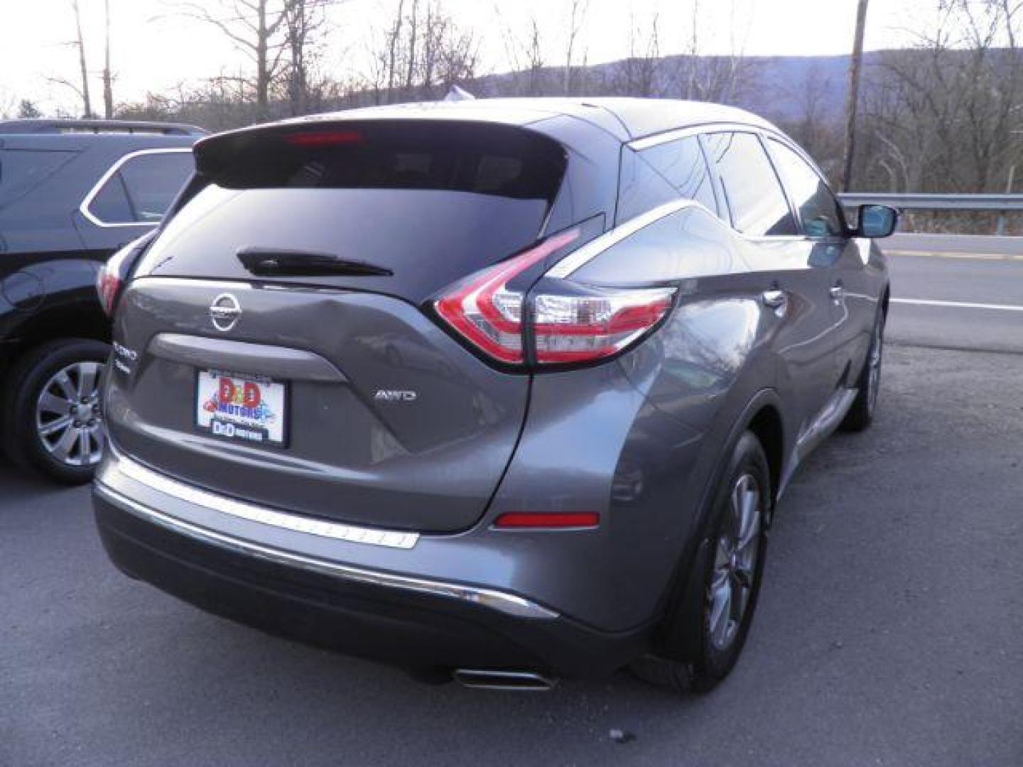 2015 GRAY Nissan Murano S AWD (5N1AZ2MH2FN) with an 3.5L V6 engine, AT transmission, located at 15520 McMullen Hwy SW, Belair, MD, 21502, (301) 729-3700, 39.581375, -78.846451 - Photo#5