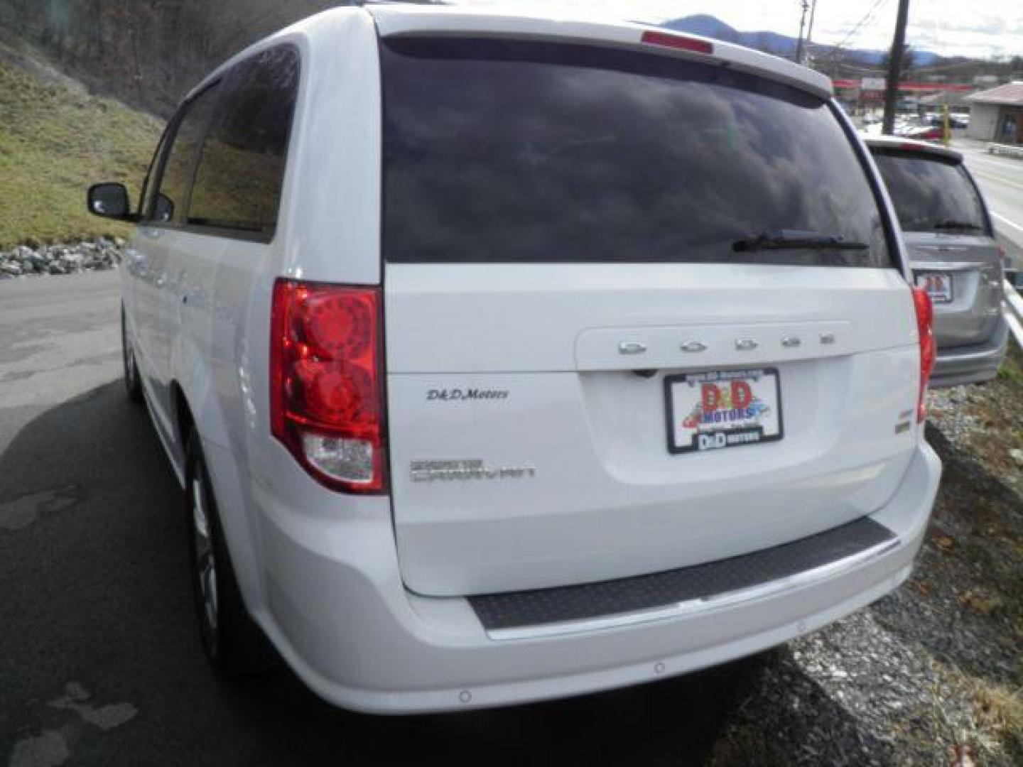 2016 WHITE Dodge Grand Caravan SXT (2C4RDGCGXGR) with an 3.6L V6 engine, AT transmission, located at 15520 McMullen Hwy SW, Belair, MD, 21502, (301) 729-3700, 39.581375, -78.846451 - Photo#5