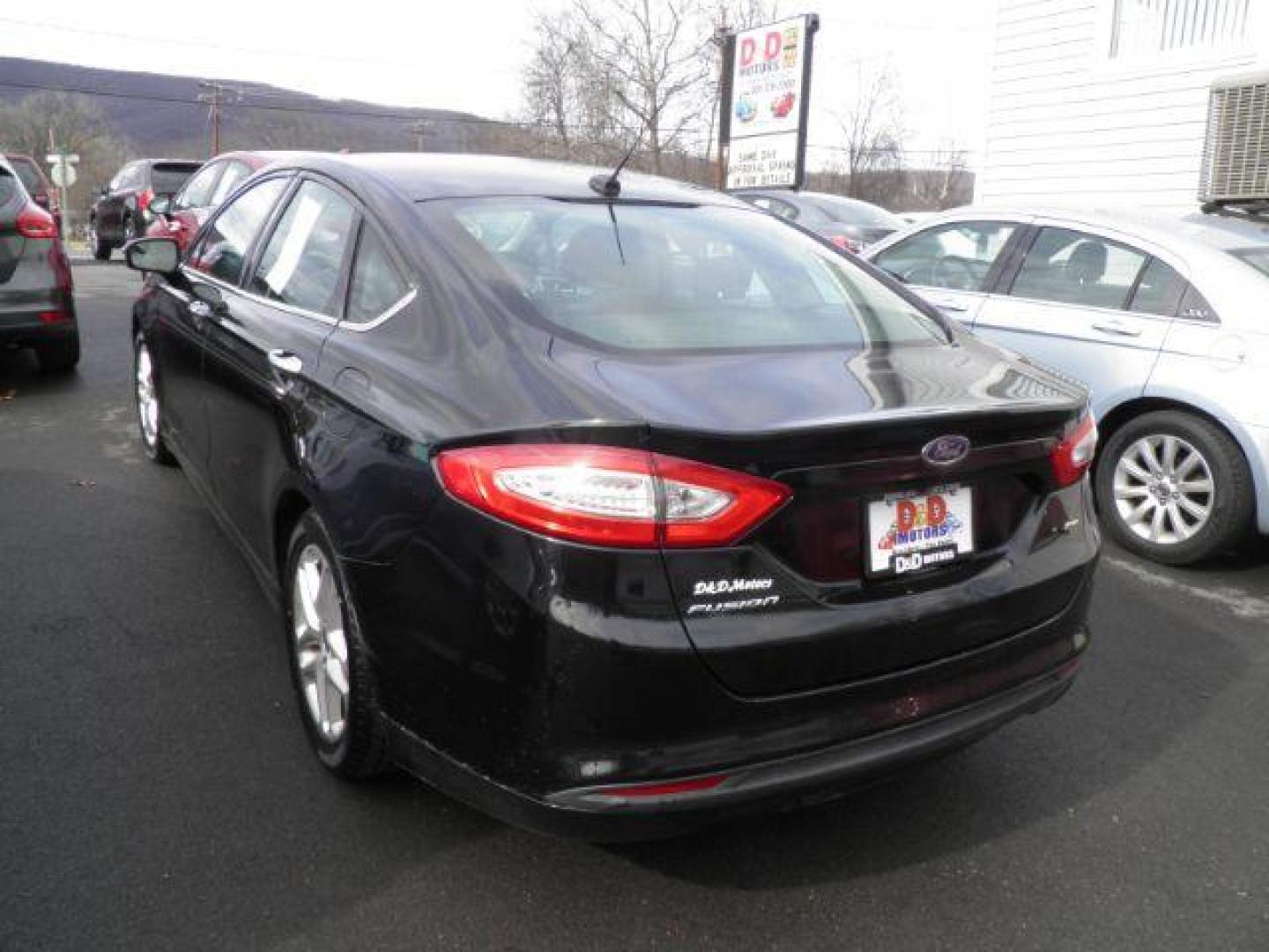 2016 BLACK Ford Fusion SE (1FA6P0H7XG5) with an 2.5 L4 engine, AT transmission, located at 19521 New George's Creek Rd SW, Barton, MD, 21521, (301) 463-2404, 39.524323, -79.017906 - Photo#4