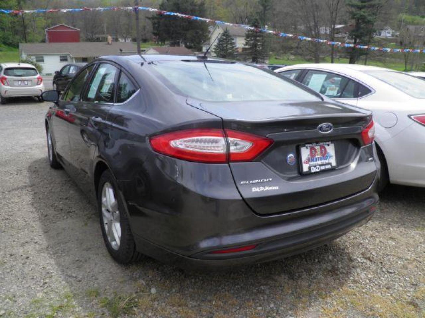 2016 GRAY Ford Fusion SE (3FA6P0H79GR) with an 2.5 L4 engine, AT transmission, located at 19521 New George's Creek Rd SW, Barton, MD, 21521, (301) 463-2404, 39.524323, -79.017906 - Photo#4