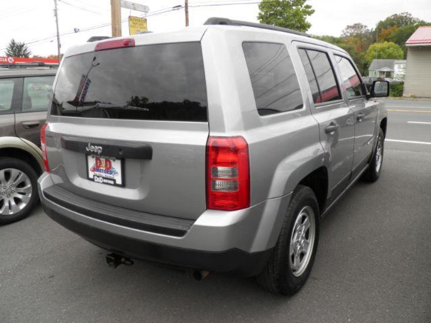 2016 GRAY Jeep Patriot Sport 2WD (1C4NJPBA5GD) with an 2.0L L4 engine, AT transmission, located at 15520 McMullen Hwy SW, Belair, MD, 21502, (301) 729-3700, 39.581375, -78.846451 - Photo#5