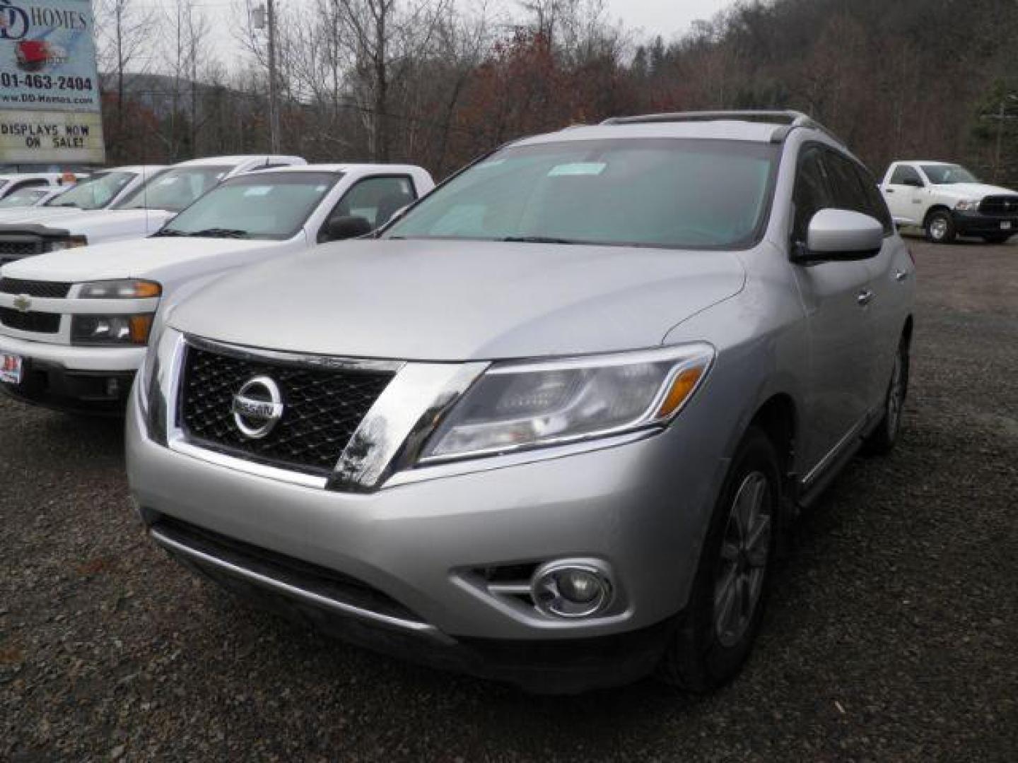 2016 SILVER Nissan Pathfinder SL 4WD (5N1AR2MM5GC) with an 3.5L V6 engine, CVT transmission, located at 19521 New George's Creek Rd SW, Barton, MD, 21521, (301) 463-2404, 39.524323, -79.017906 - Photo#0