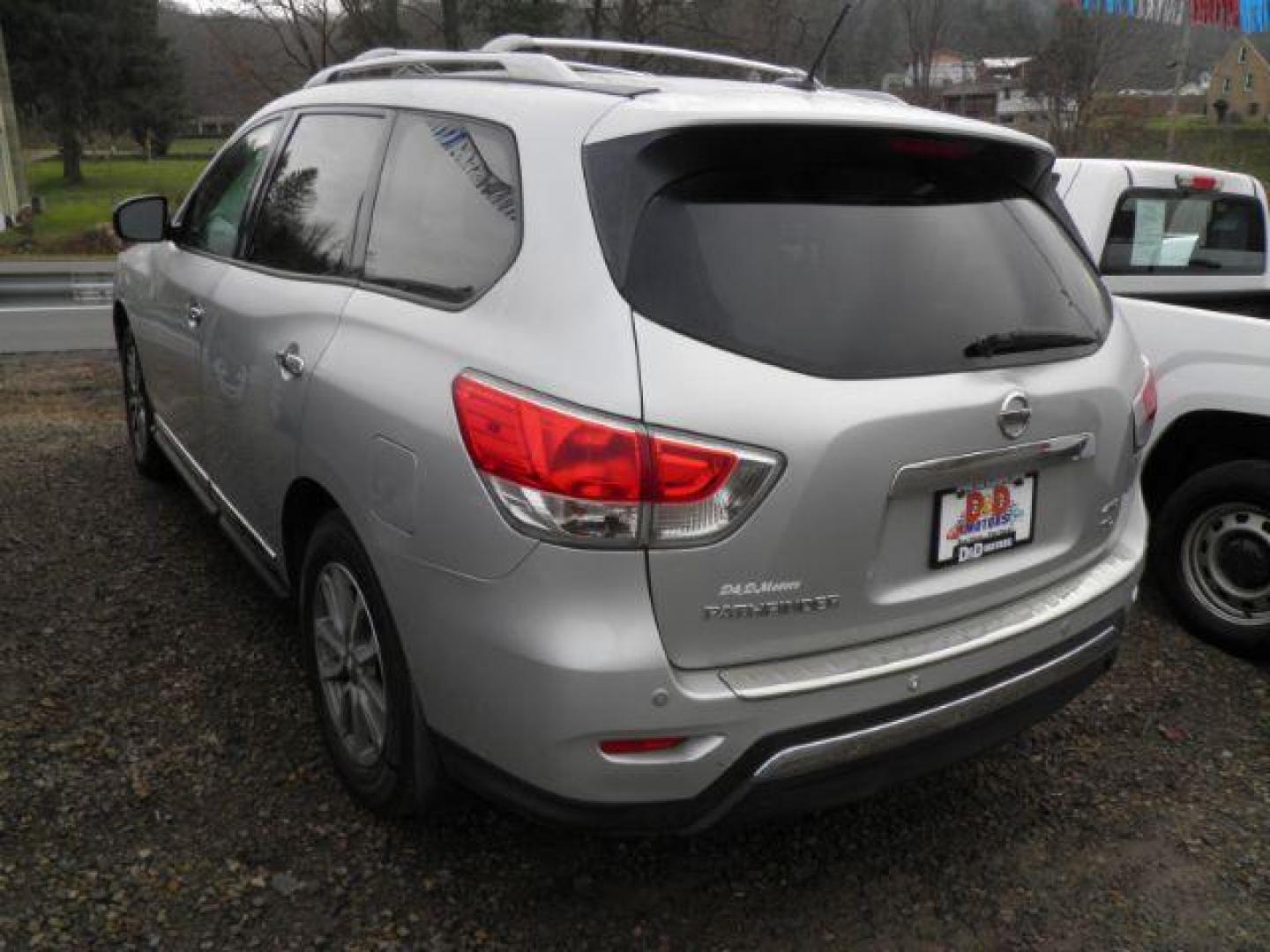 2016 SILVER Nissan Pathfinder SL 4WD (5N1AR2MM5GC) with an 3.5L V6 engine, CVT transmission, located at 19521 New George's Creek Rd SW, Barton, MD, 21521, (301) 463-2404, 39.524323, -79.017906 - Photo#6