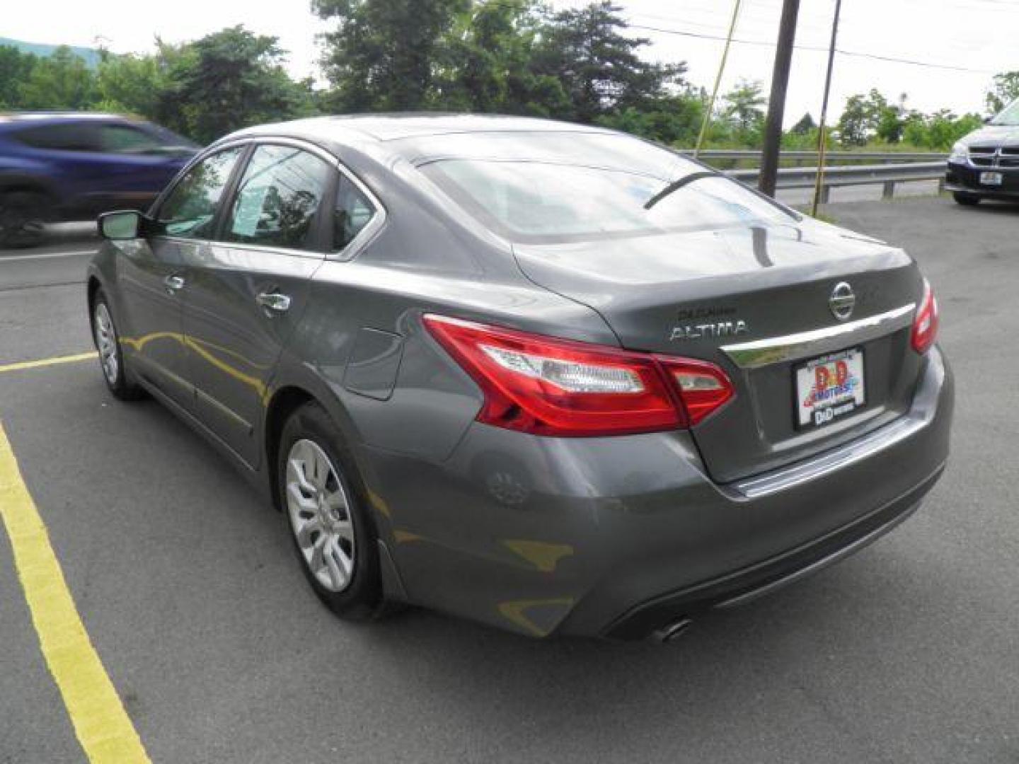 2017 GRAY Nissan Altima 2.5 (1N4AL3AP0HC) with an 2.5 L4 engine, AT transmission, located at 15520 McMullen Hwy SW, Belair, MD, 21502, (301) 729-3700, 39.581375, -78.846451 - Photo#4