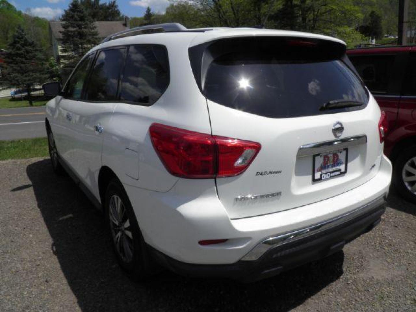 2017 WHITE Nissan Pathfinder S 4WD (5N1DR2MM8HC) with an 3.5L V6 engine, CVT transmission, located at 15520 McMullen Hwy SW, Belair, MD, 21502, (301) 729-3700, 39.581375, -78.846451 - Photo#6